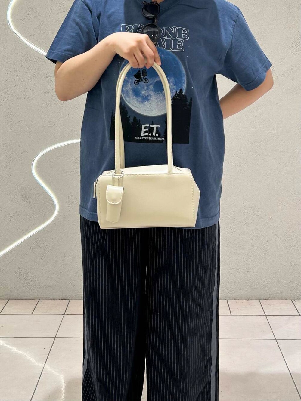 ホワイト系のショルダーバッグ、グレー系のメガネを着用したレディースの春コーディネートの6枚目の写真