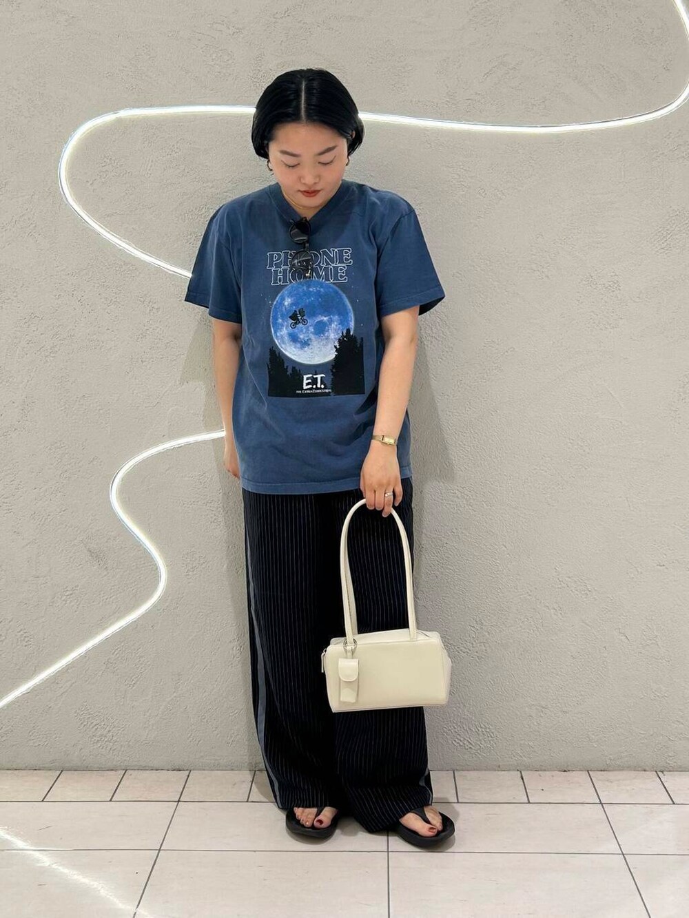 ホワイト系のショルダーバッグ、グレー系のメガネを着用したレディースの春コーディネートの3枚目の写真