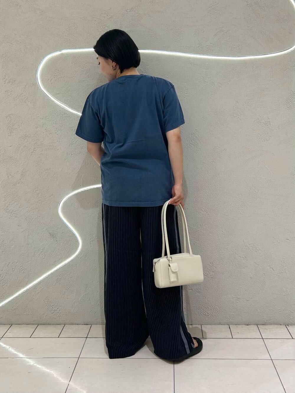 ホワイト系のショルダーバッグ、グレー系のメガネを着用したレディースの春コーディネートの5枚目の写真