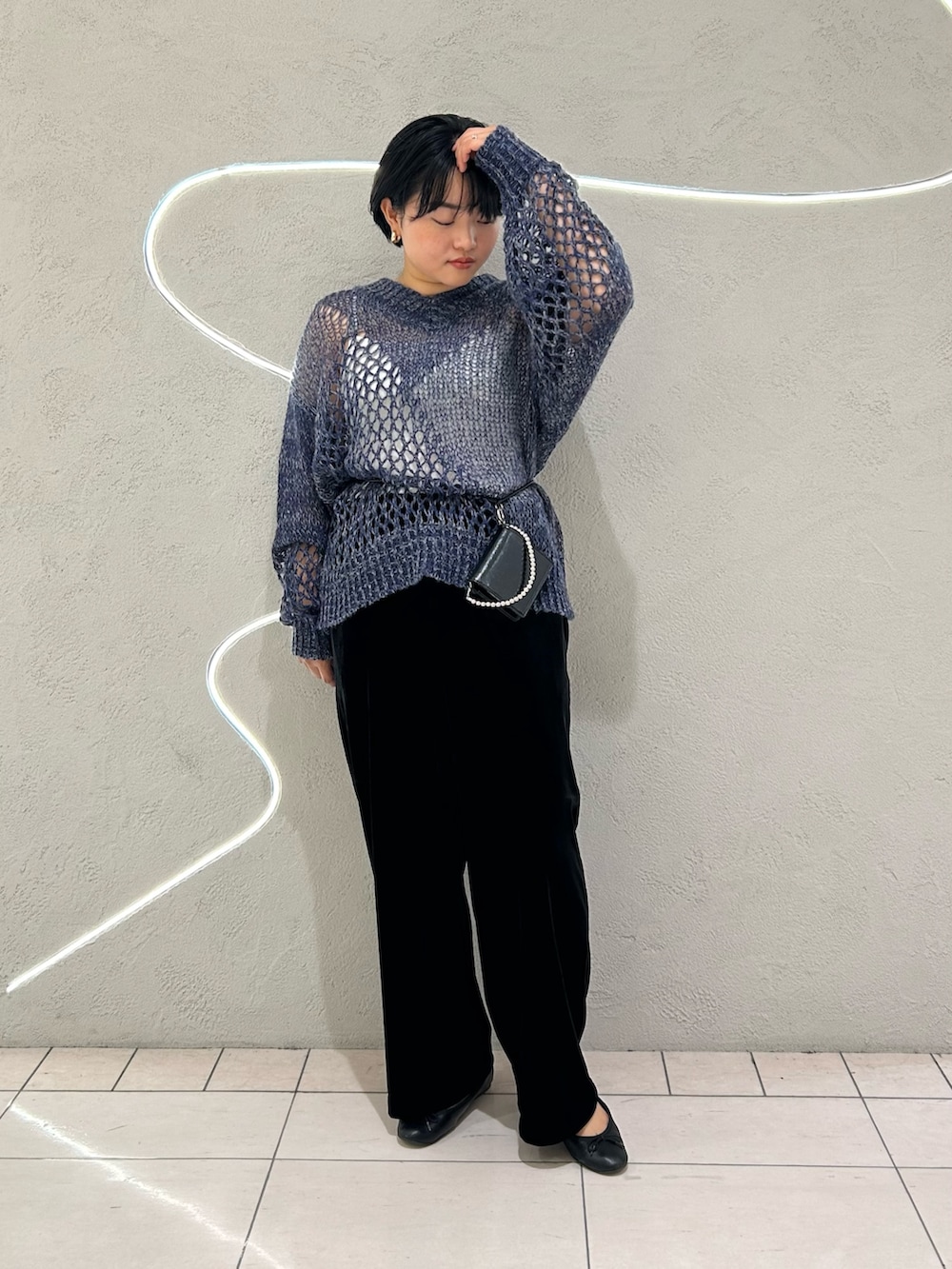 ブルー系のニット/セーター、ブラック系のその他パンツ、ブラック系の財布を着用したレディースの秋コーディネートの3枚目の写真