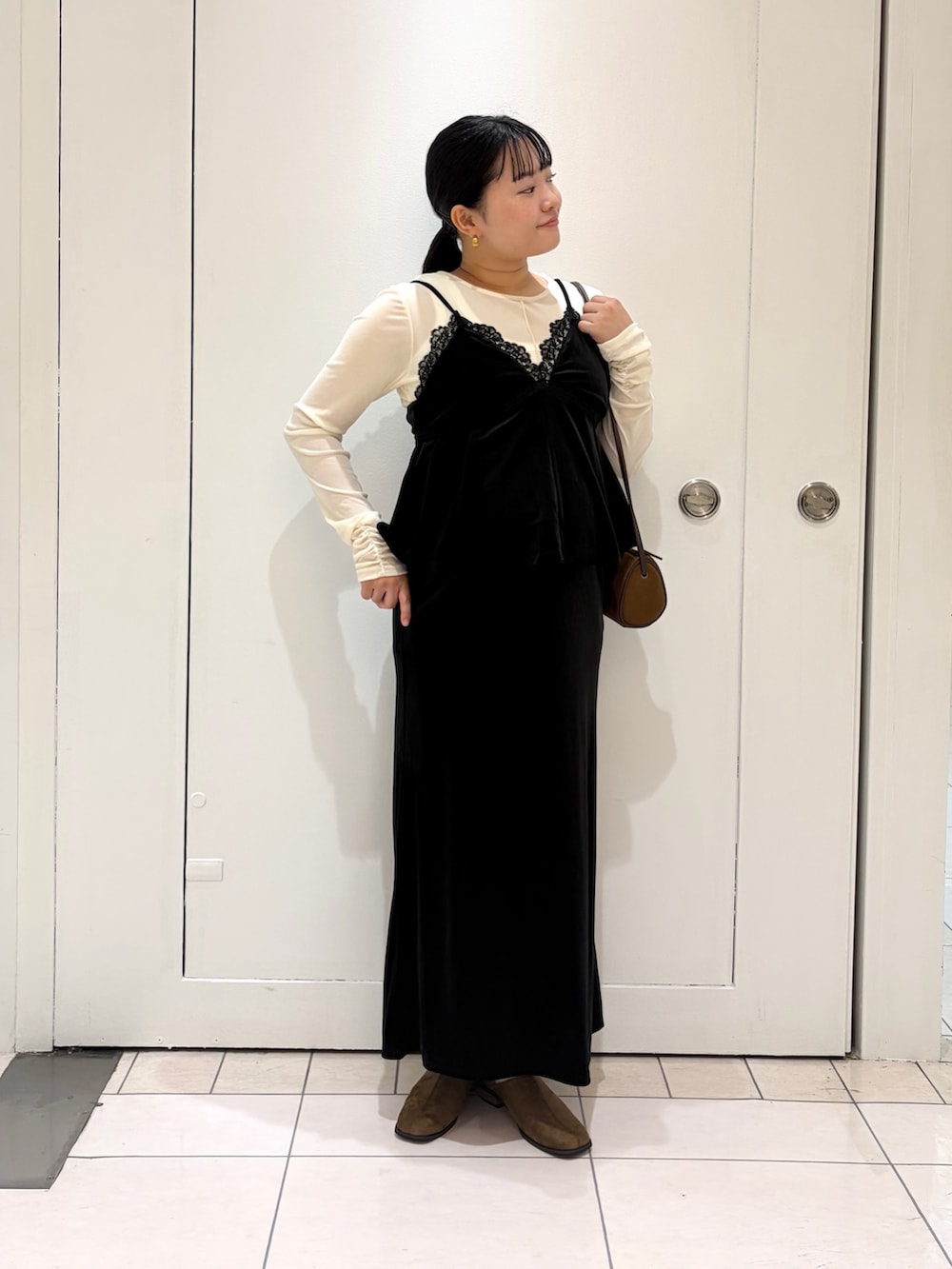 ホワイト系のTシャツ/カットソー、ブラック系のセットアップ、ブラウン系のショルダーバッグを着用したレディースの秋コーディネートの3枚目の写真