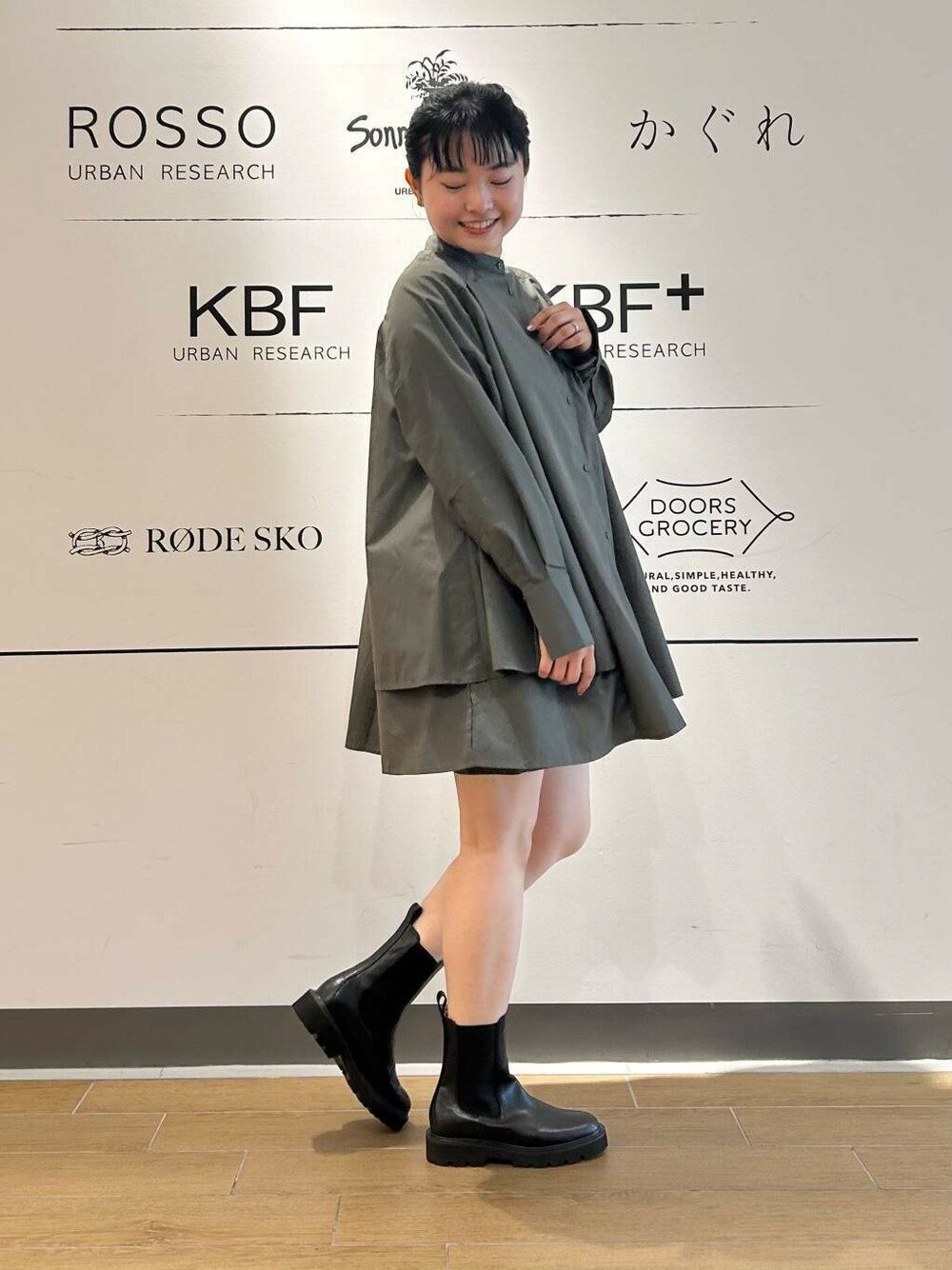 グレー系のワンピース、グレー系のその他パンツを着用したレディースの秋コーディネートの2枚目の写真