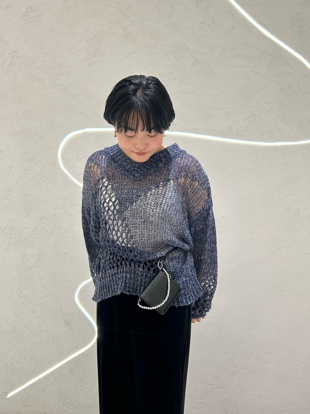 ブルー系のニット/セーター、ブラック系のその他パンツ、ブラック系の財布を着用したレディースの秋コーディネートの5枚目の写真