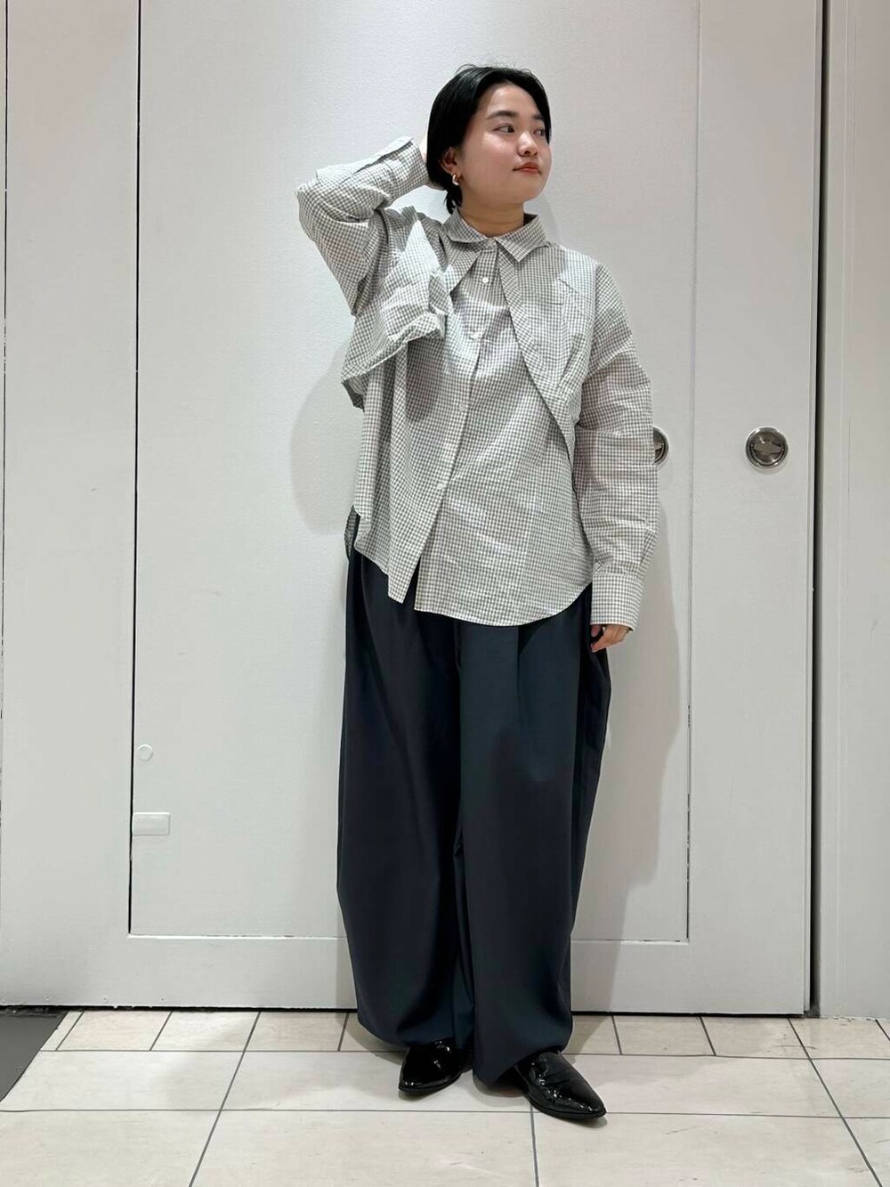 グレー系のその他パンツ、ホワイト系のシャツ/ブラウスを着用したレディースの冬コーディネートの2枚目の写真