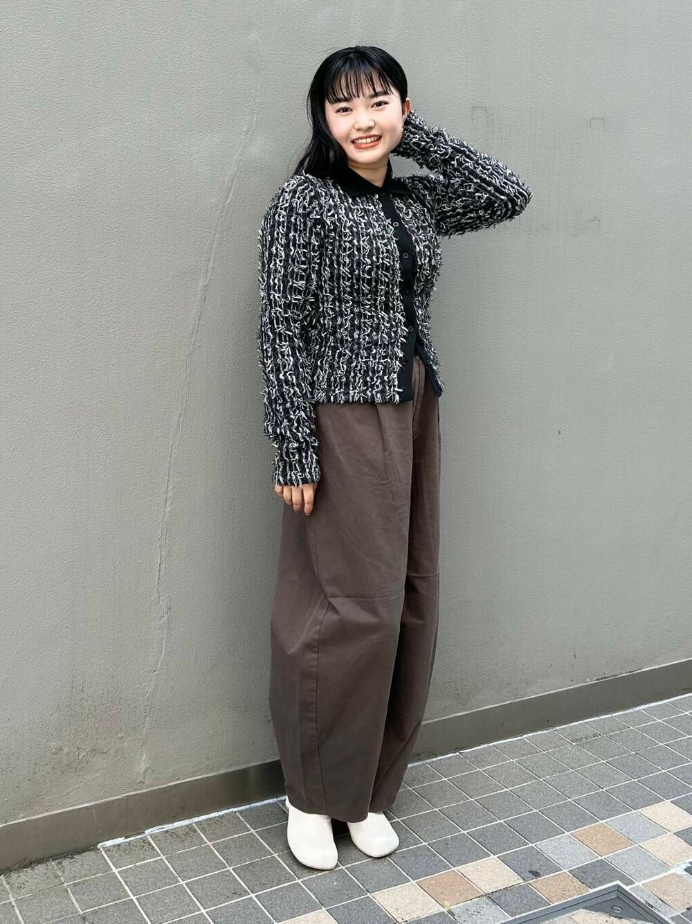 グレー系のその他パンツを着用したレディースの秋コーディネートの2枚目の写真