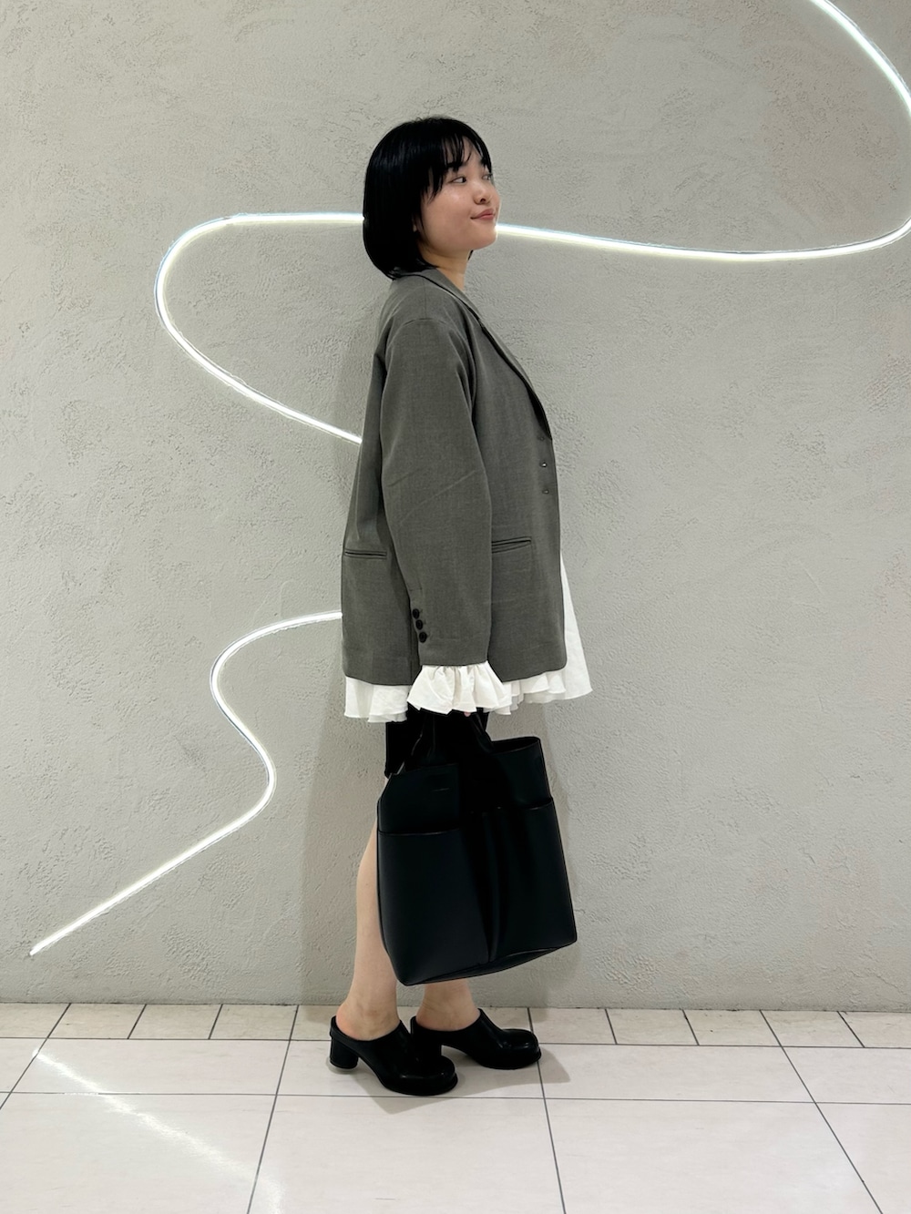 グレー系のその他アウター、ホワイト系のワンピース、ブラック系のその他パンツを着用したレディースの冬コーディネートの3枚目の写真