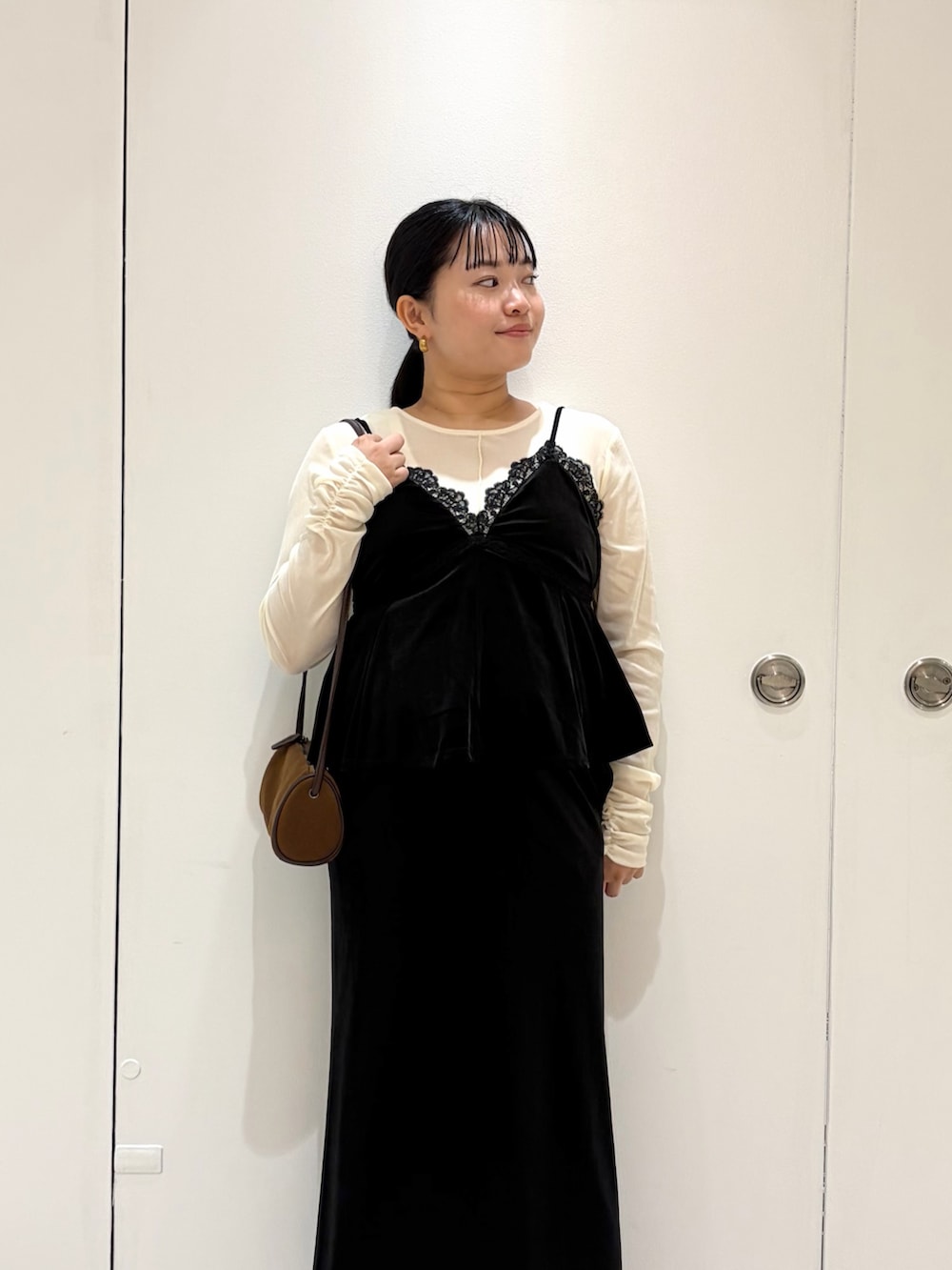 ホワイト系のTシャツ/カットソー、ブラック系のセットアップ、ブラウン系のショルダーバッグを着用したレディースの秋コーディネートの6枚目の写真