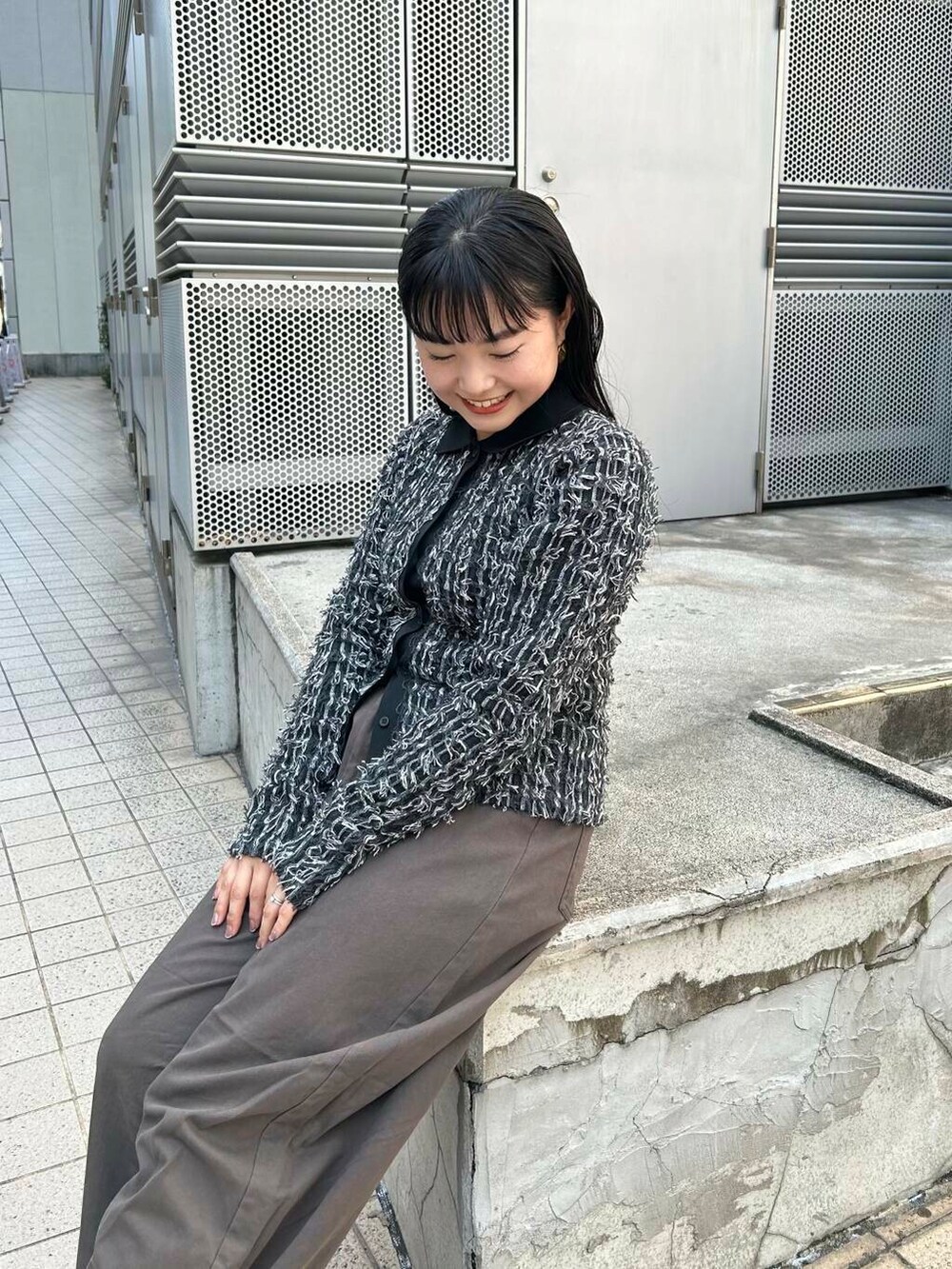 グレー系のその他パンツを着用したレディースの秋コーディネートの3枚目の写真