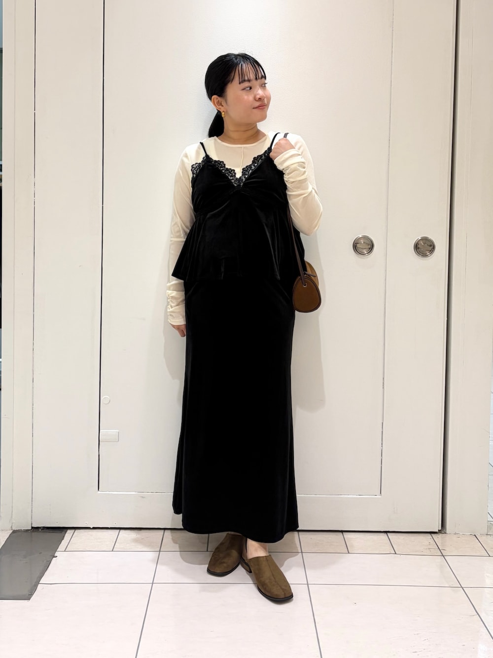 ホワイト系のTシャツ/カットソー、ブラック系のセットアップ、ブラウン系のショルダーバッグを着用したレディースの秋コーディネートの2枚目の写真