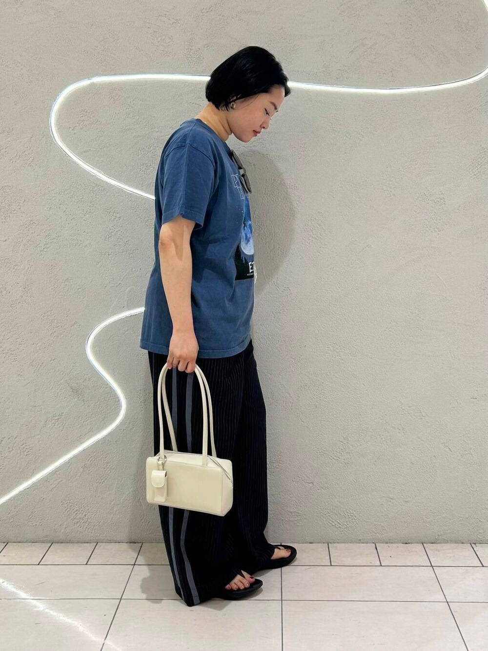 ホワイト系のショルダーバッグ、グレー系のメガネを着用したレディースの春コーディネートの4枚目の写真