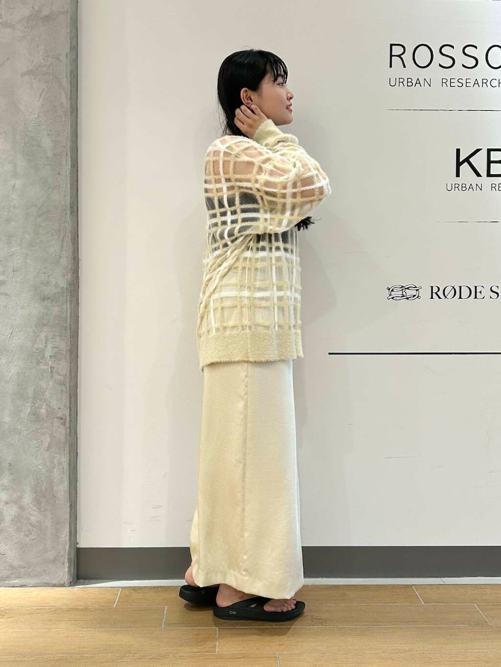 ホワイト系のスカート、ベージュ系のニット/セーターを着用したレディースの夏コーディネートの4枚目の写真