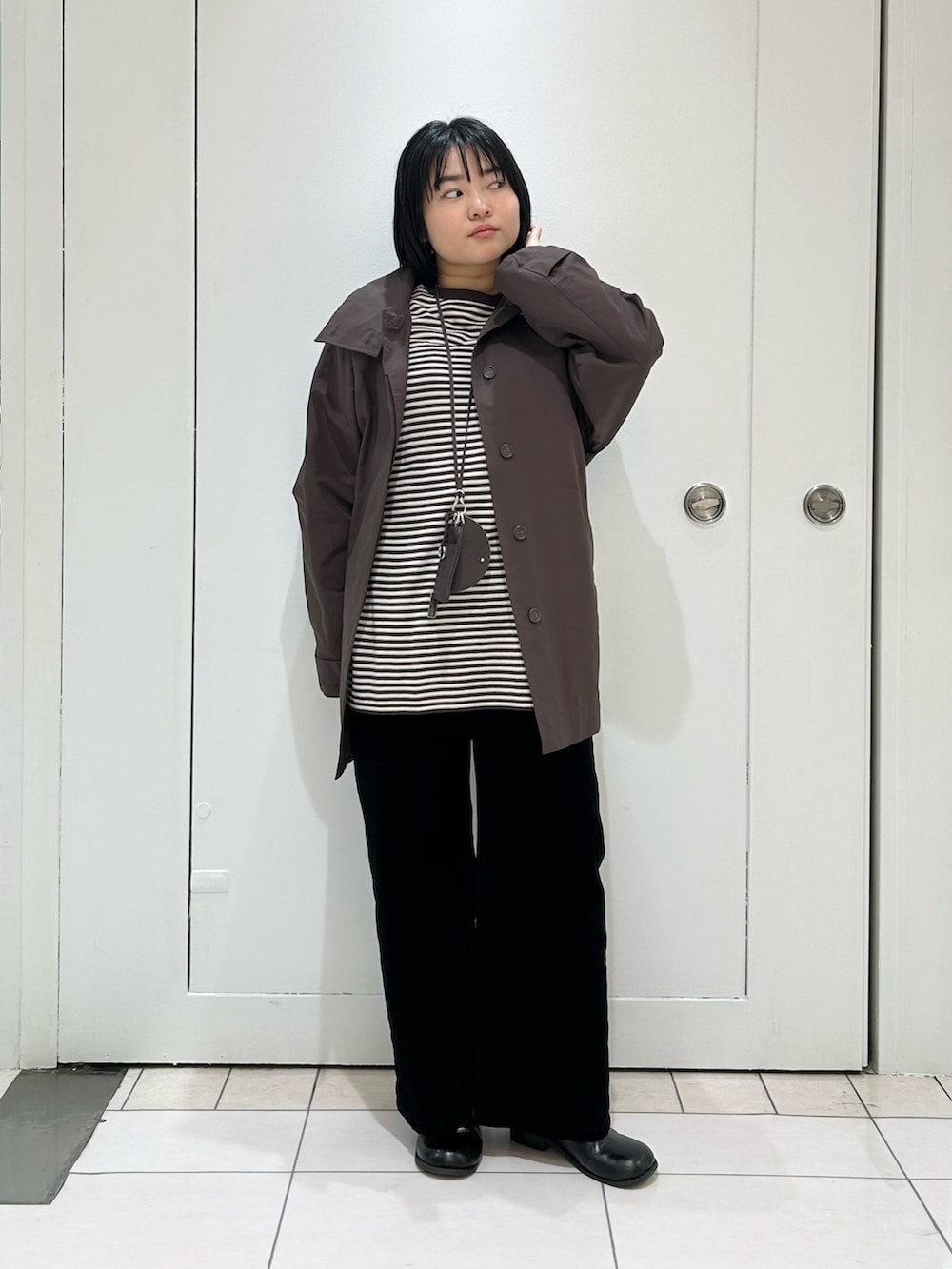 ブラウン系のその他アウター、ブラック系のデニムパンツ、ブラウン系のニット/セーターを着用したレディースの冬コーディネートの3枚目の写真