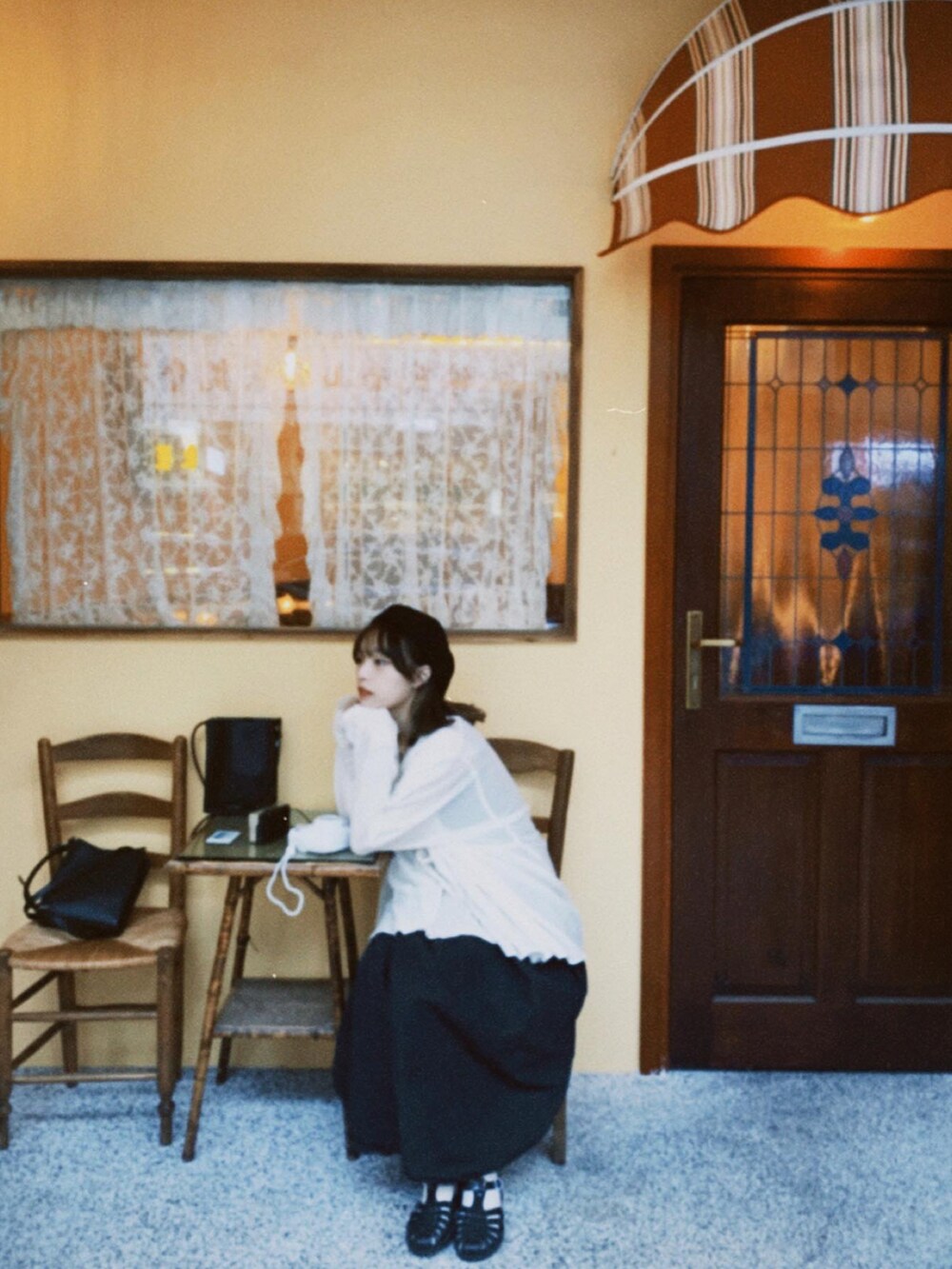 ピンク系のサンダルを着用したレディースの春コーディネートの2枚目の写真