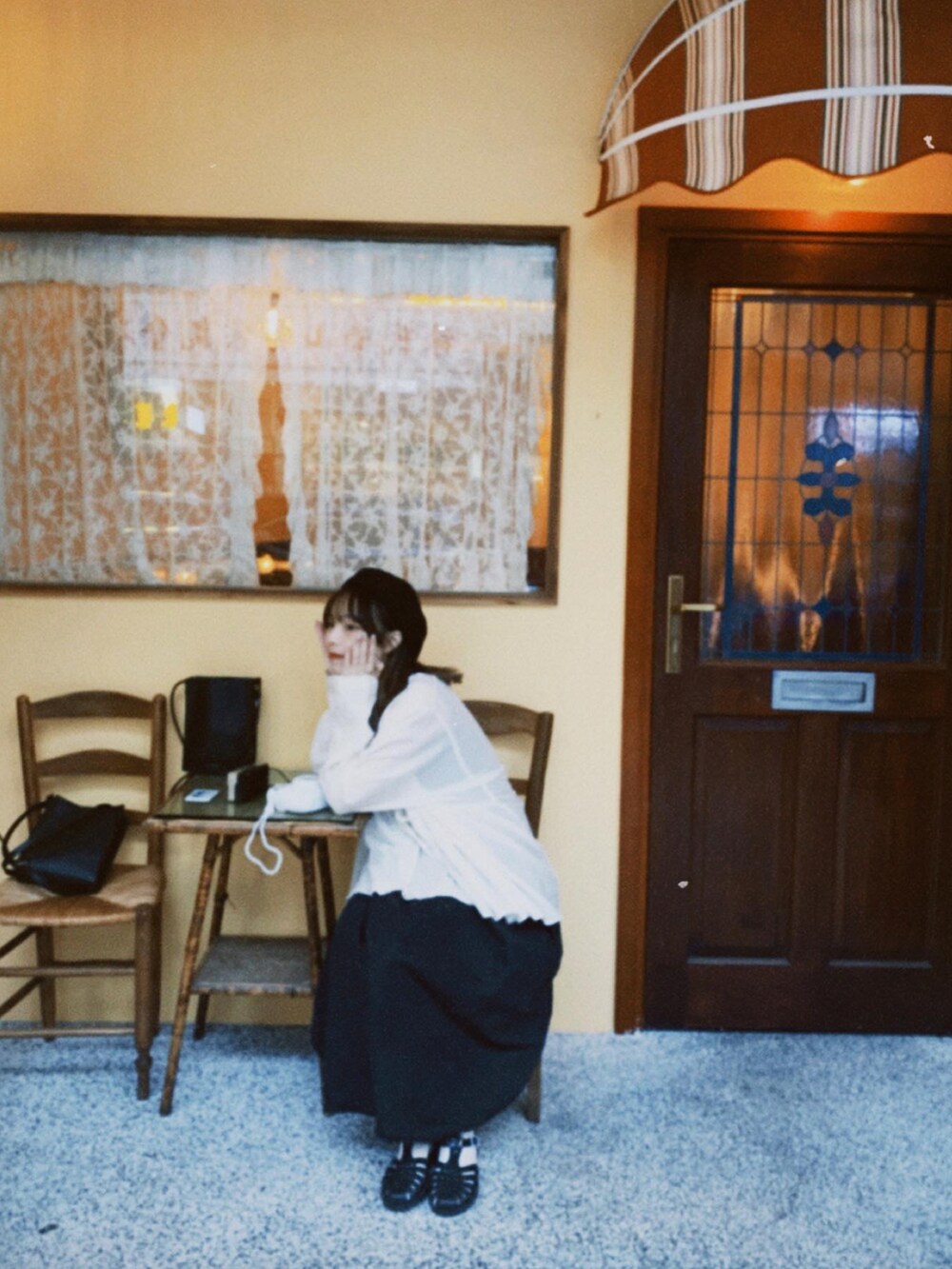 ピンク系のサンダルを着用したレディースの春コーディネートの3枚目の写真