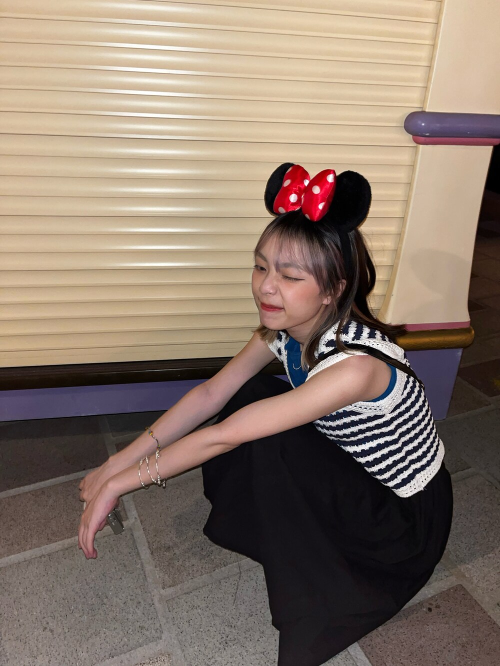 ブラウン系のショルダーバッグ、シルバー系のブレスレットを着用したレディースの夏コーディネートの2枚目の写真