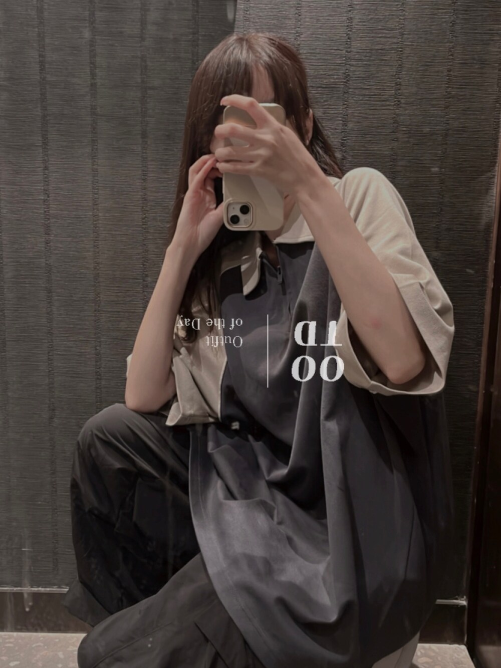 ブルー系のTシャツ/カットソーを着用したレディースの夏コーディネートの2枚目の写真