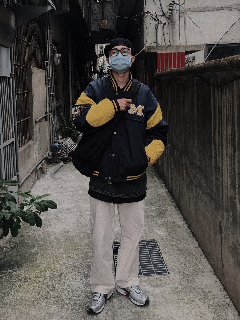 ベージュ系のデニムパンツ、シルバー系のスニーカーを着用したメンズの冬コーディネートの2枚目の写真