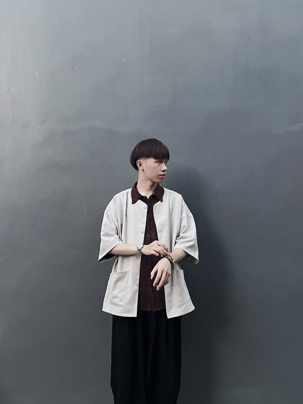 ベージュ系のトップス、ブラウン系のシャツ/ブラウス、ブラウン系のシューズを着用したメンズの夏コーディネートの2枚目の写真