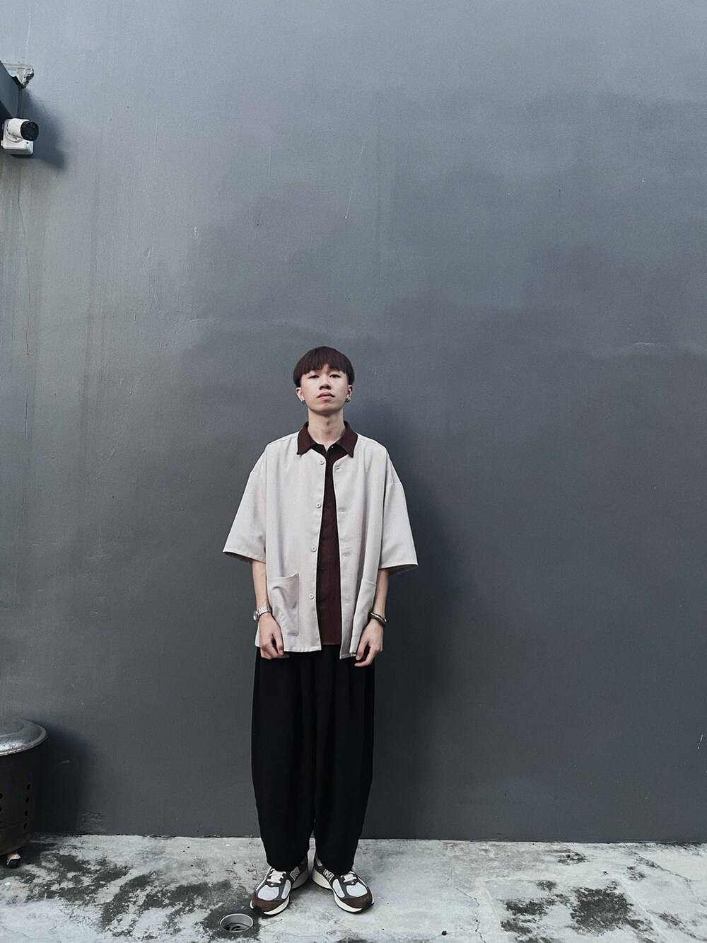 ベージュ系のトップス、ブラウン系のシャツ/ブラウス、ブラウン系のシューズを着用したメンズの夏コーディネートの4枚目の写真