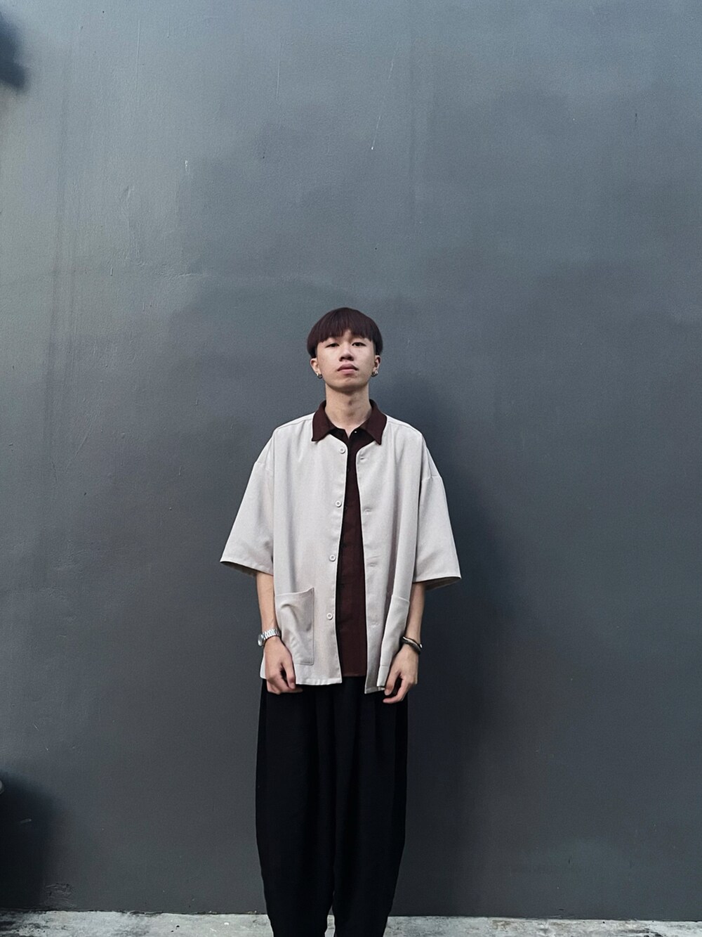 ベージュ系のトップス、ブラウン系のシャツ/ブラウス、ブラウン系のシューズを着用したメンズの夏コーディネートの3枚目の写真