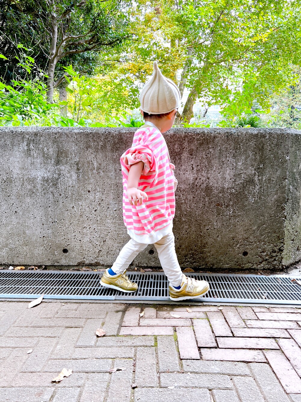 ベージュ系のその他パンツ、ゴールド系のスニーカー、ピンク系のスウェットを着用したキッズの秋コーディネートの4枚目の写真