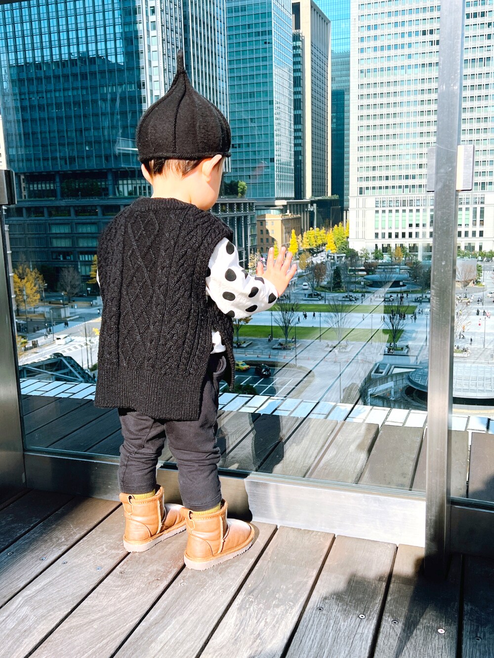 ホワイト系のTシャツ/カットソー、ブラック系のベスト、ブラック系のニットキャップ/ビーニーを着用したキッズの冬コーディネートの3枚目の写真