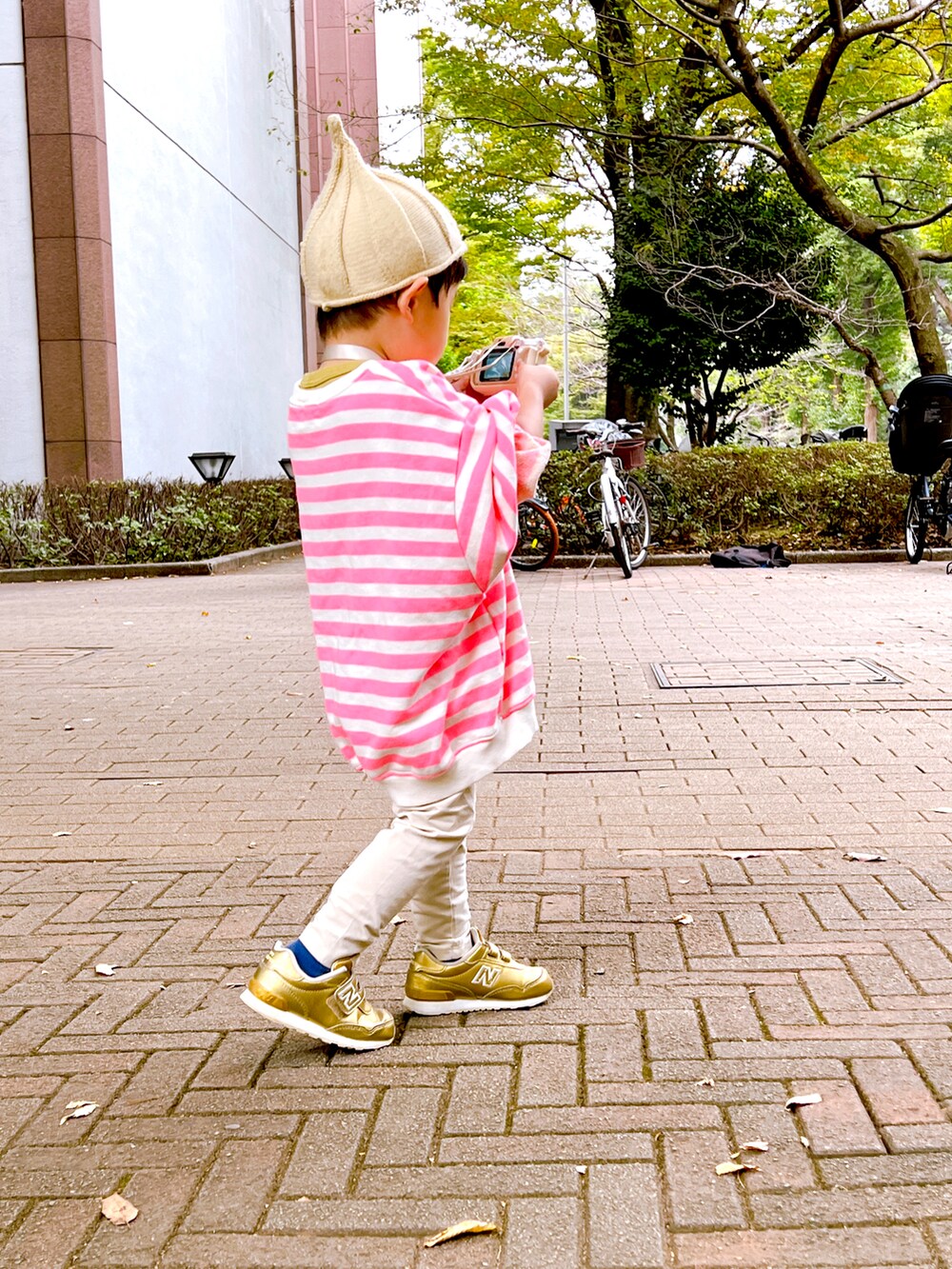 ベージュ系のその他パンツ、ゴールド系のスニーカー、ピンク系のスウェットを着用したキッズの秋コーディネートの3枚目の写真