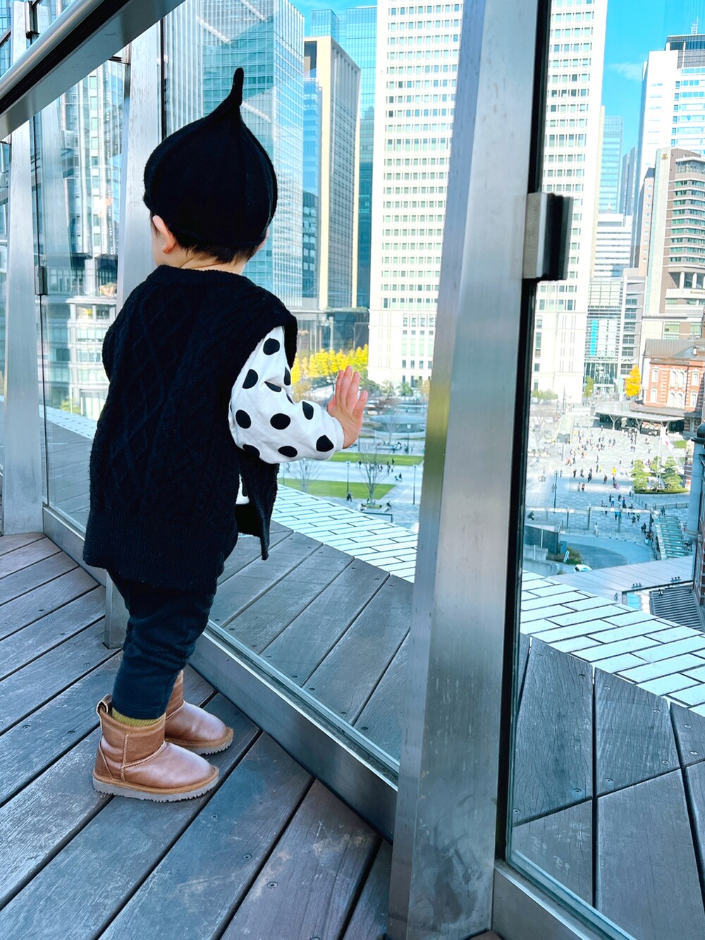 ホワイト系のTシャツ/カットソー、ブラック系のベスト、ブラック系のニットキャップ/ビーニーを着用したキッズの冬コーディネートの4枚目の写真