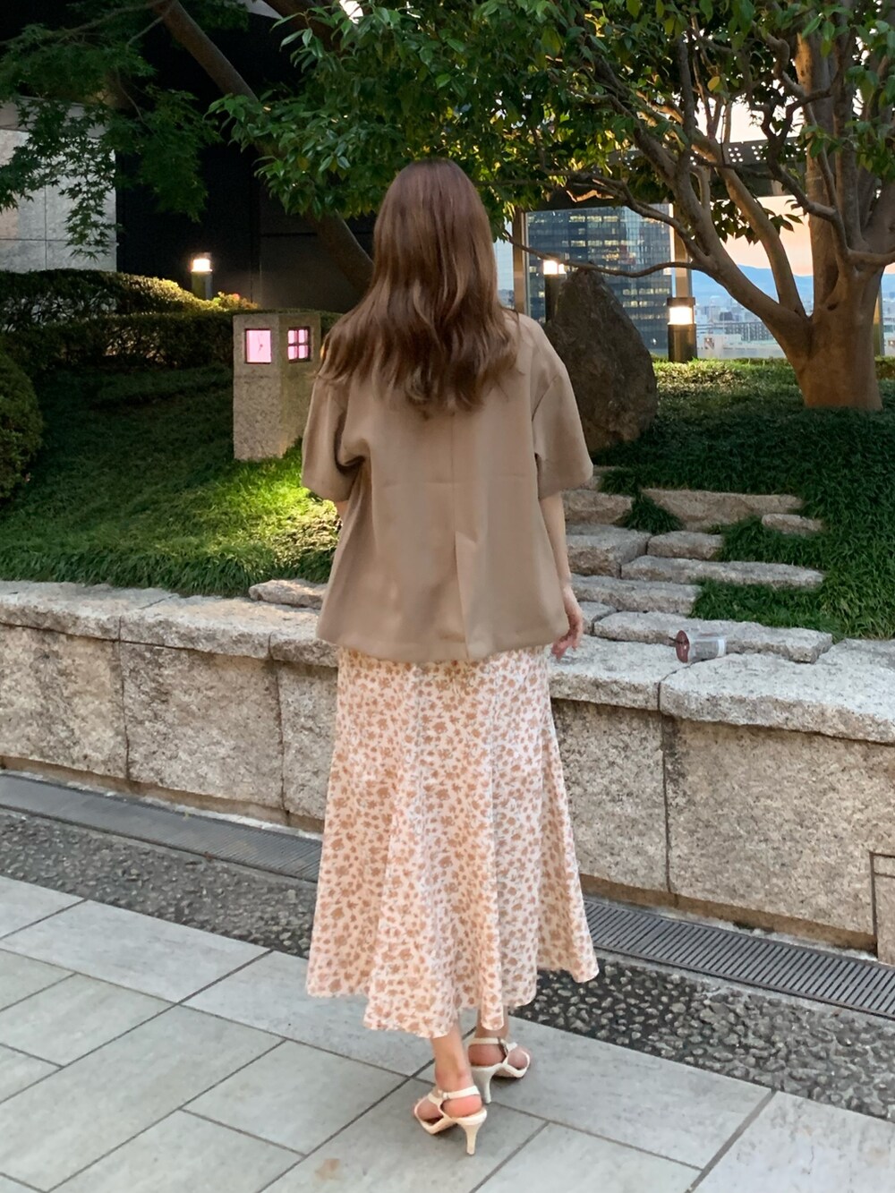 ホワイト系のワンピース、ベージュ系のテーラードジャケット、ホワイト系のニット/セーターを着用したレディースの夏コーディネートの2枚目の写真