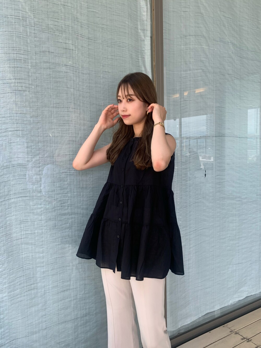 ブラック系のシャツ/ブラウス、ホワイト系のその他パンツを着用したレディースの夏コーディネートの3枚目の写真