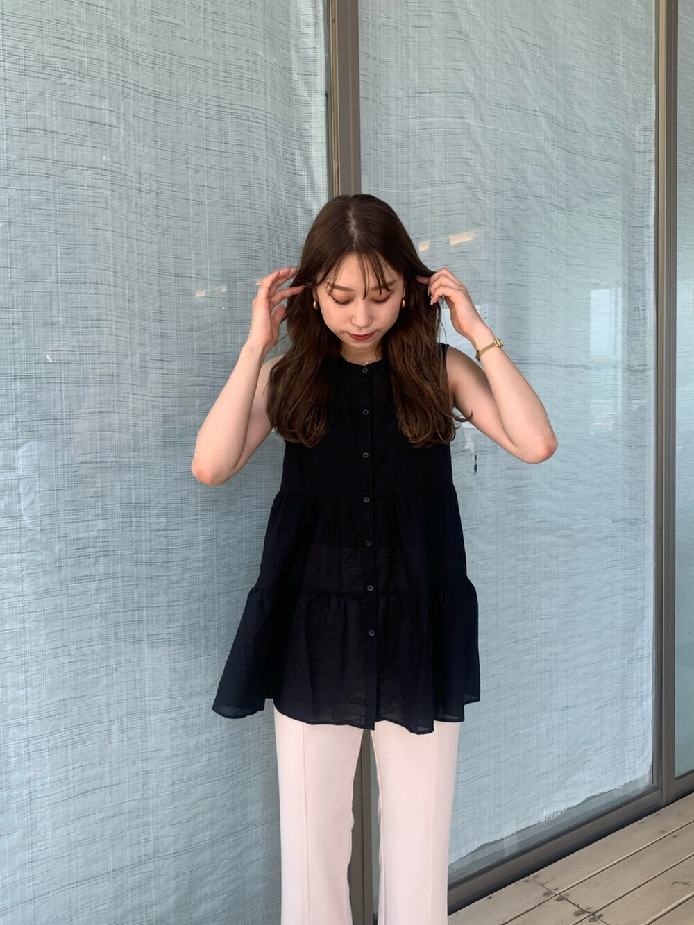 ブラック系のシャツ/ブラウス、ホワイト系のその他パンツを着用したレディースの夏コーディネートの4枚目の写真