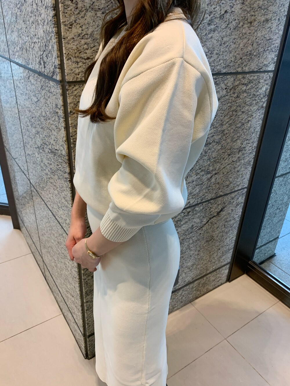 ホワイト系のスカート、ホワイト系のニット/セーターを着用したレディースの秋コーディネートの4枚目の写真