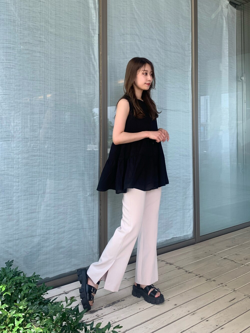 ブラック系のシャツ/ブラウス、ホワイト系のその他パンツを着用したレディースの夏コーディネートの2枚目の写真