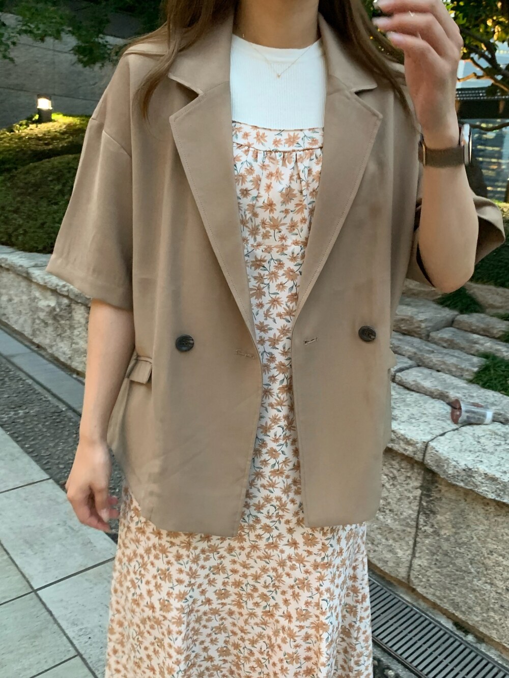 ホワイト系のワンピース、ベージュ系のテーラードジャケット、ホワイト系のニット/セーターを着用したレディースの夏コーディネートの3枚目の写真