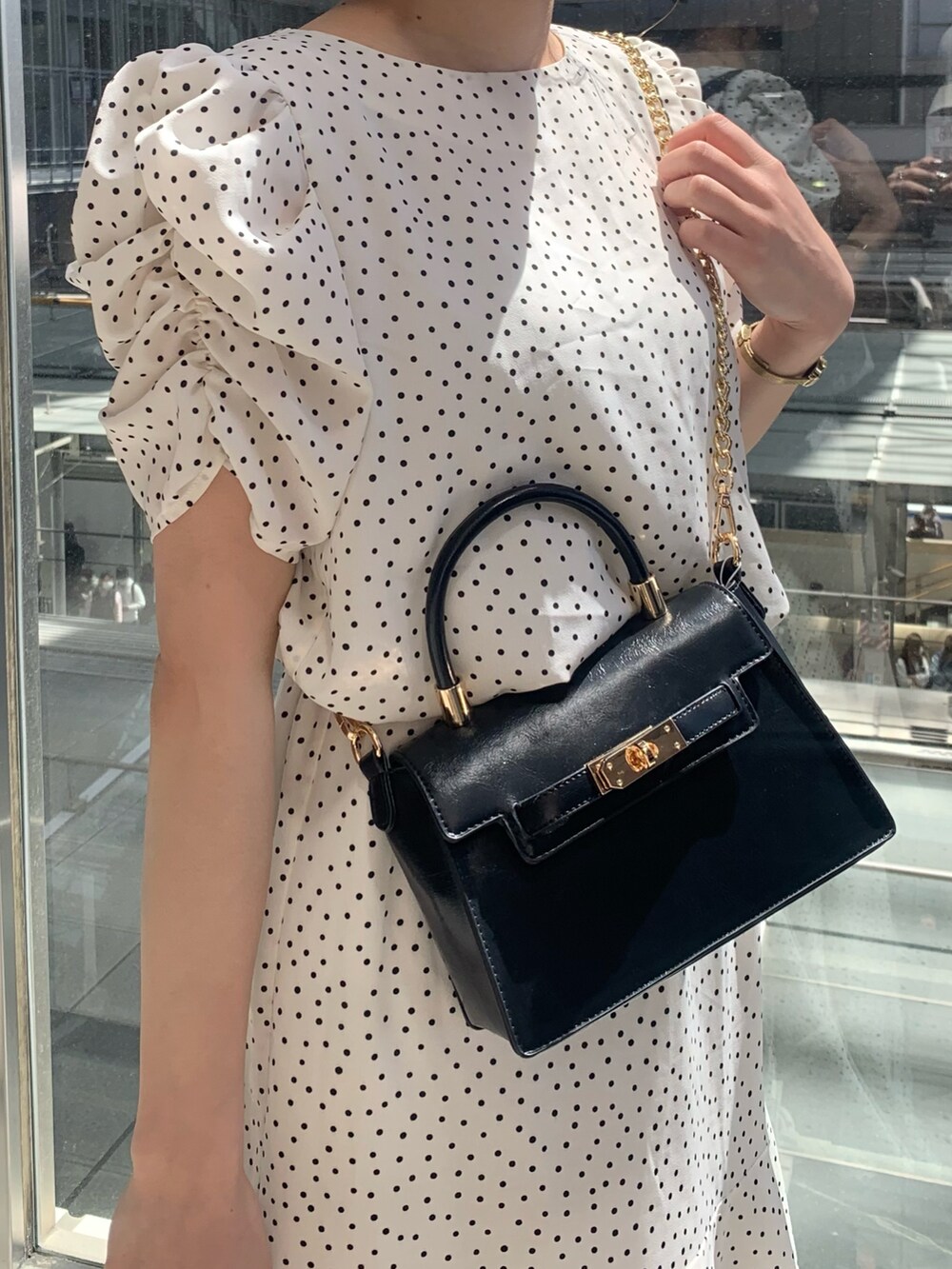 ホワイト系のワンピースを着用したレディースの夏コーディネートの2枚目の写真