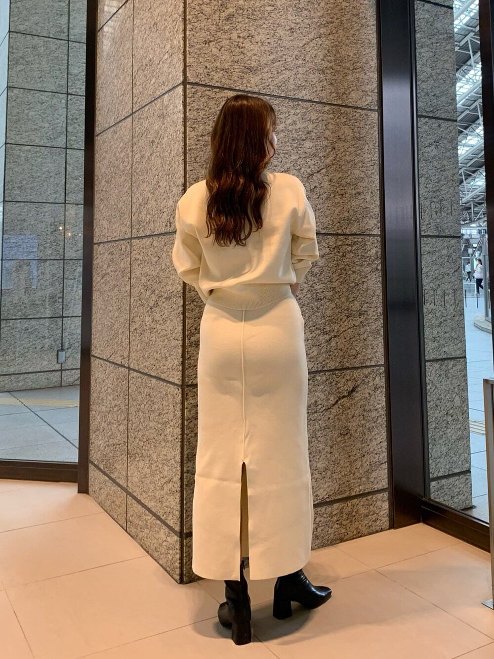 ホワイト系のスカート、ホワイト系のニット/セーターを着用したレディースの秋コーディネートの2枚目の写真