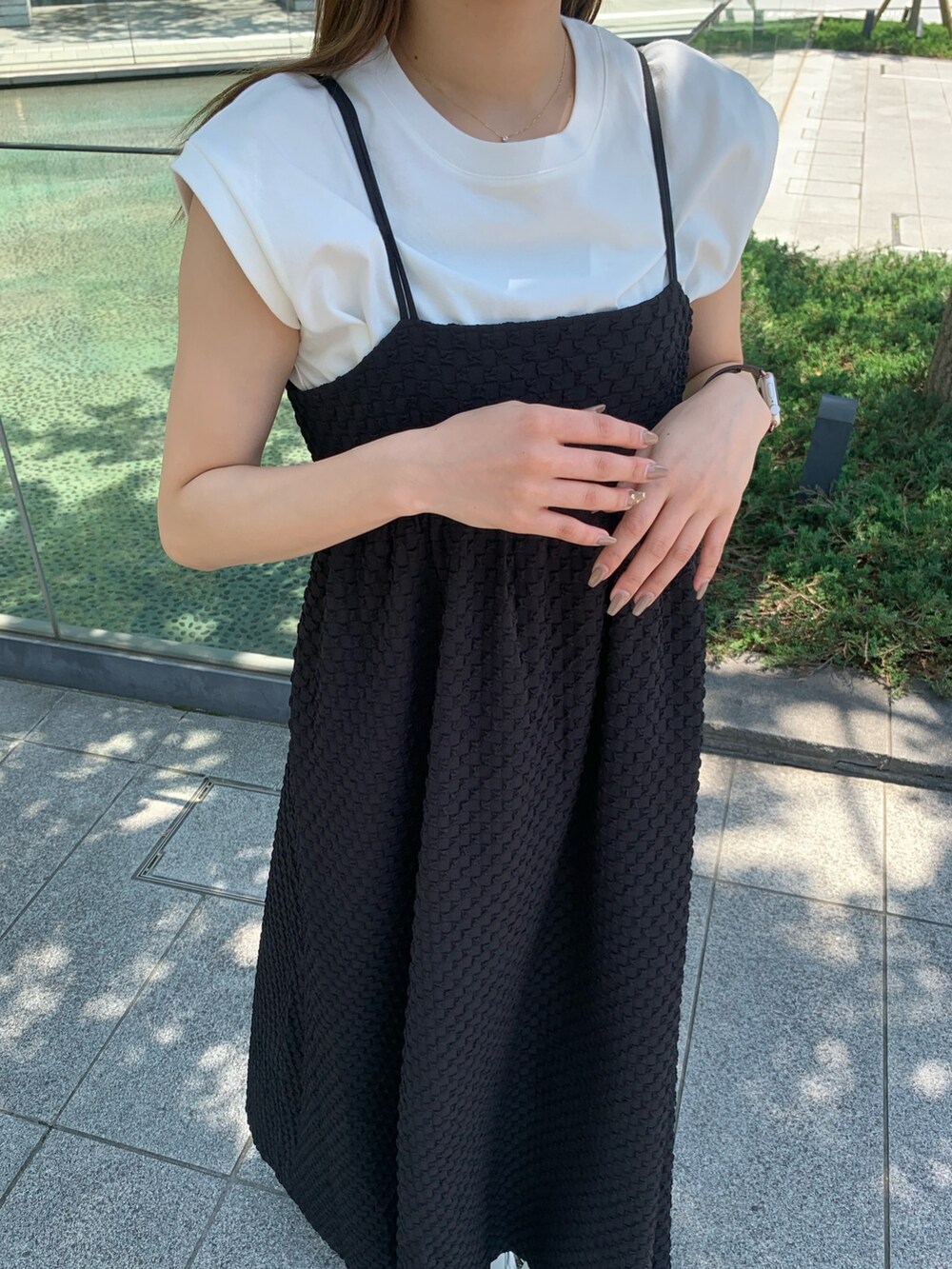 ブラック系のワンピース、ホワイト系のTシャツ/カットソー、ブラック系のキャップを着用したレディースの夏コーディネートの2枚目の写真