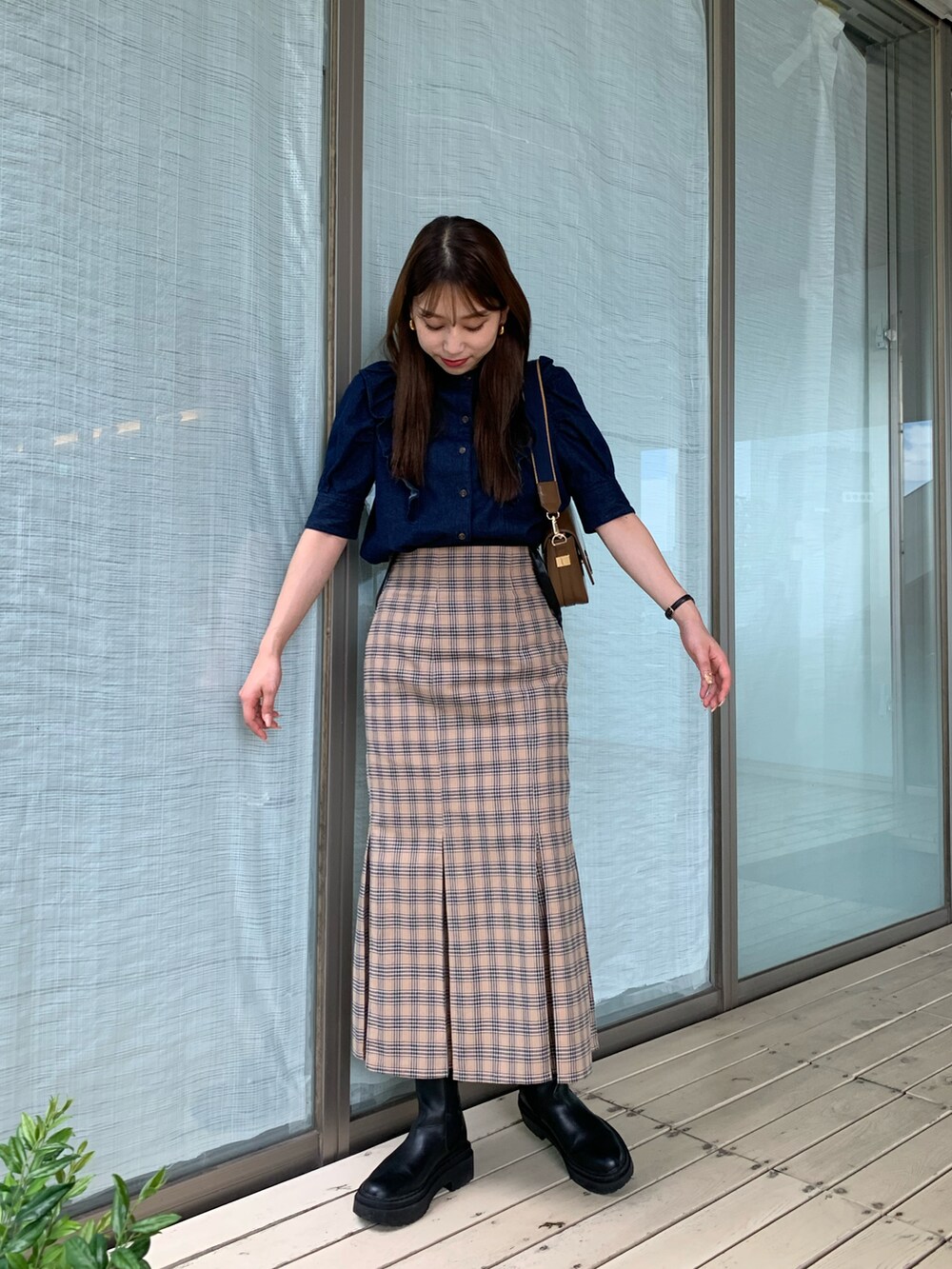 ブルー系のシャツ/ブラウス、ベージュ系のスカートを着用したレディースの秋コーディネートの2枚目の写真