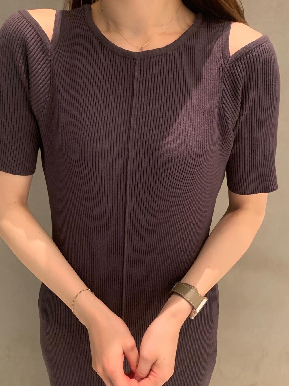 ブラック系のワンピース、ブラック系のパンプスを着用したレディースの夏コーディネートの3枚目の写真