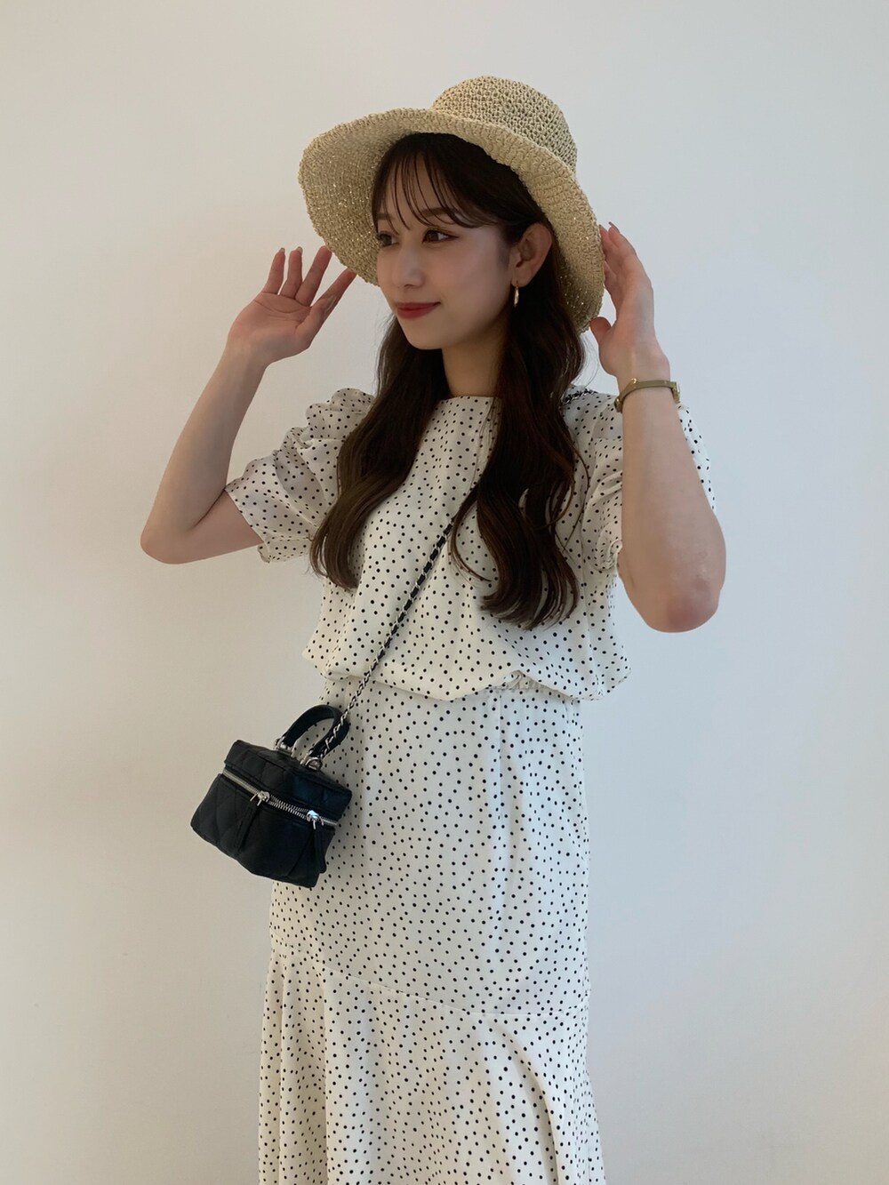 ホワイト系のワンピースを着用したレディースの夏コーディネートの3枚目の写真