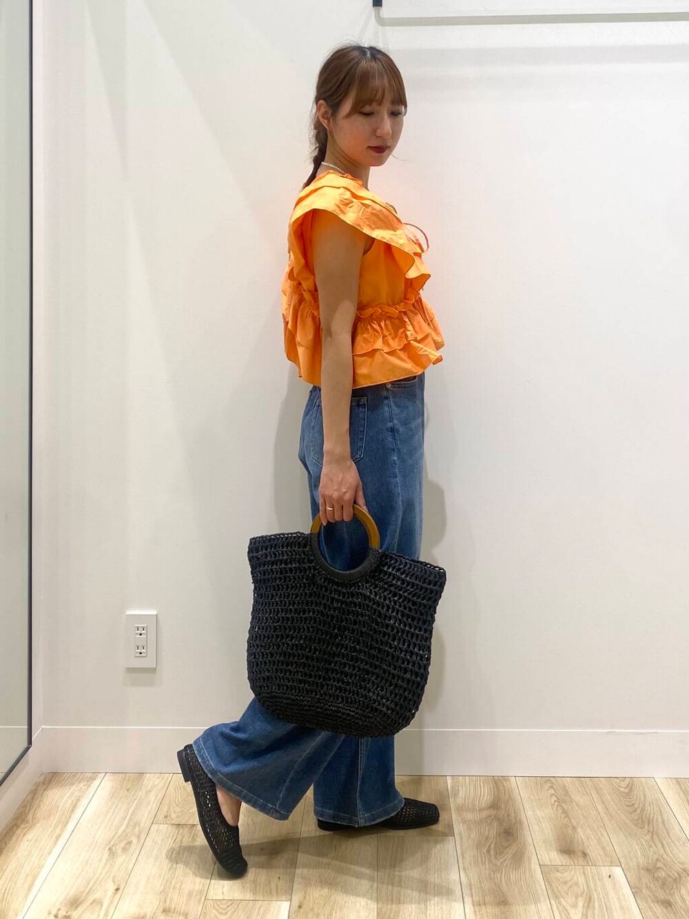 「RODE SKOのウッドハンドルペーパーバッグ（トートバッグ、ブラック系）」を使った、naoさん（レディース・158cm）の春コーディネートの2枚目の写真