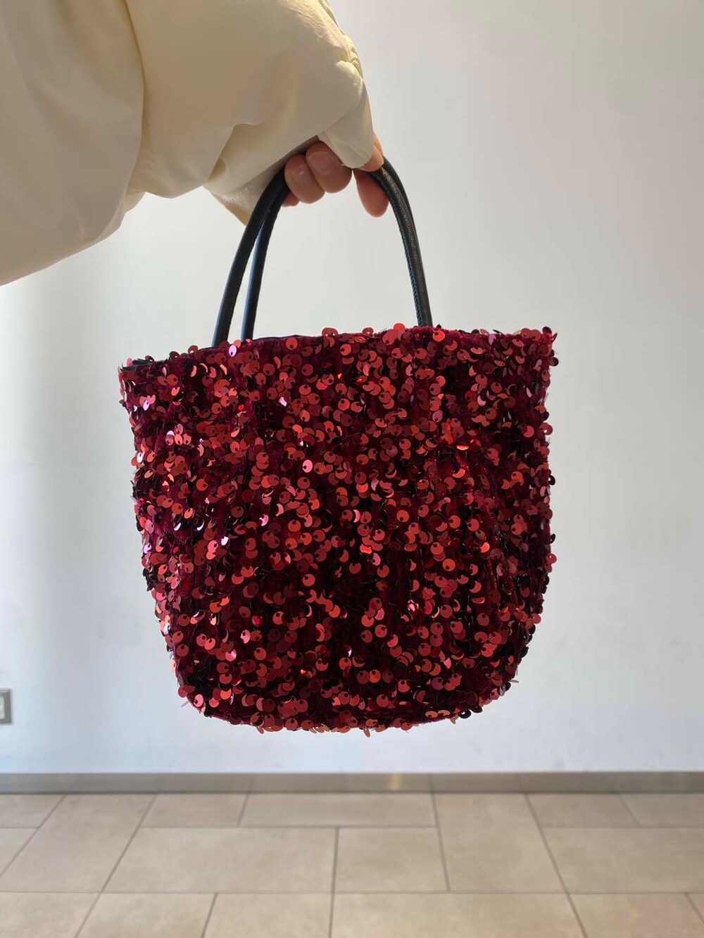 ベージュ系のニット/セーター、ブラック系のブーツ、グレー系のスカートを着用したレディースの秋コーディネートの4枚目の写真