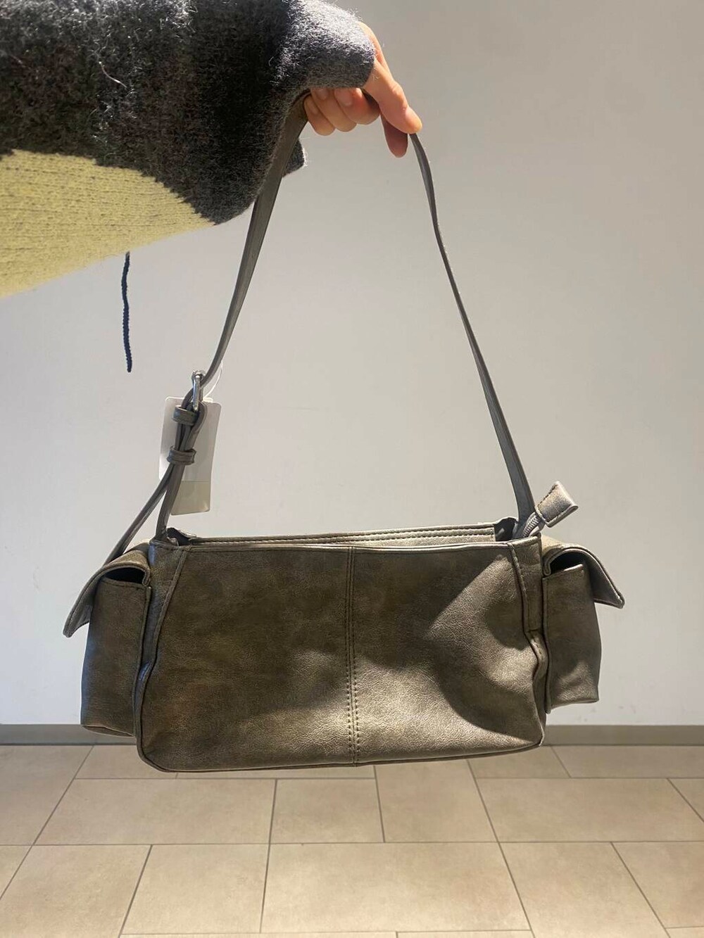 ブラック系のブーツ、グレー系のハンドバッグ、ブラック系のその他パンツを着用したレディースの秋コーディネートの3枚目の写真