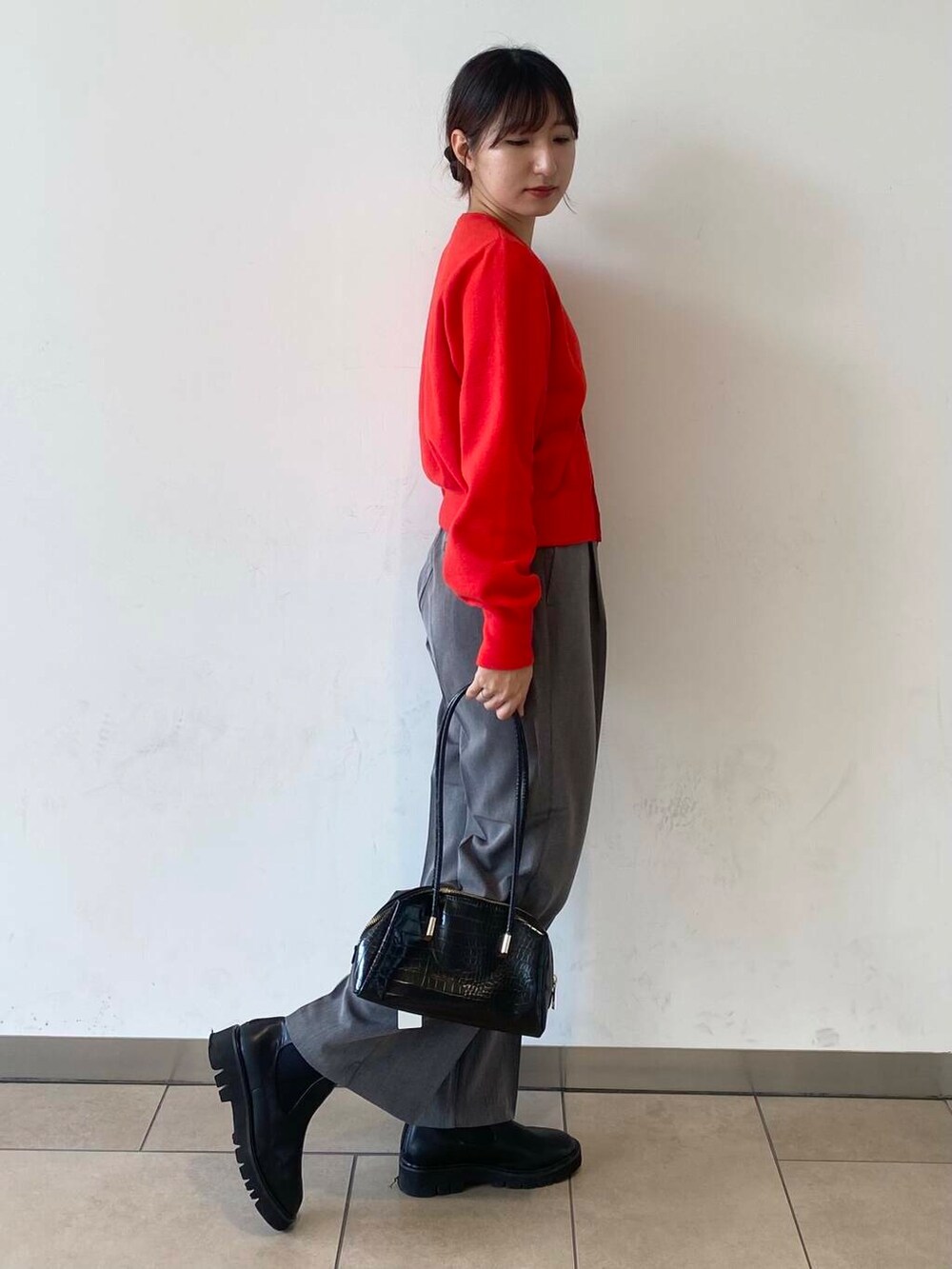 ホワイト系のキャミソール、グレー系のその他パンツ、ブラック系のブーツを着用したレディースの秋コーディネートの2枚目の写真