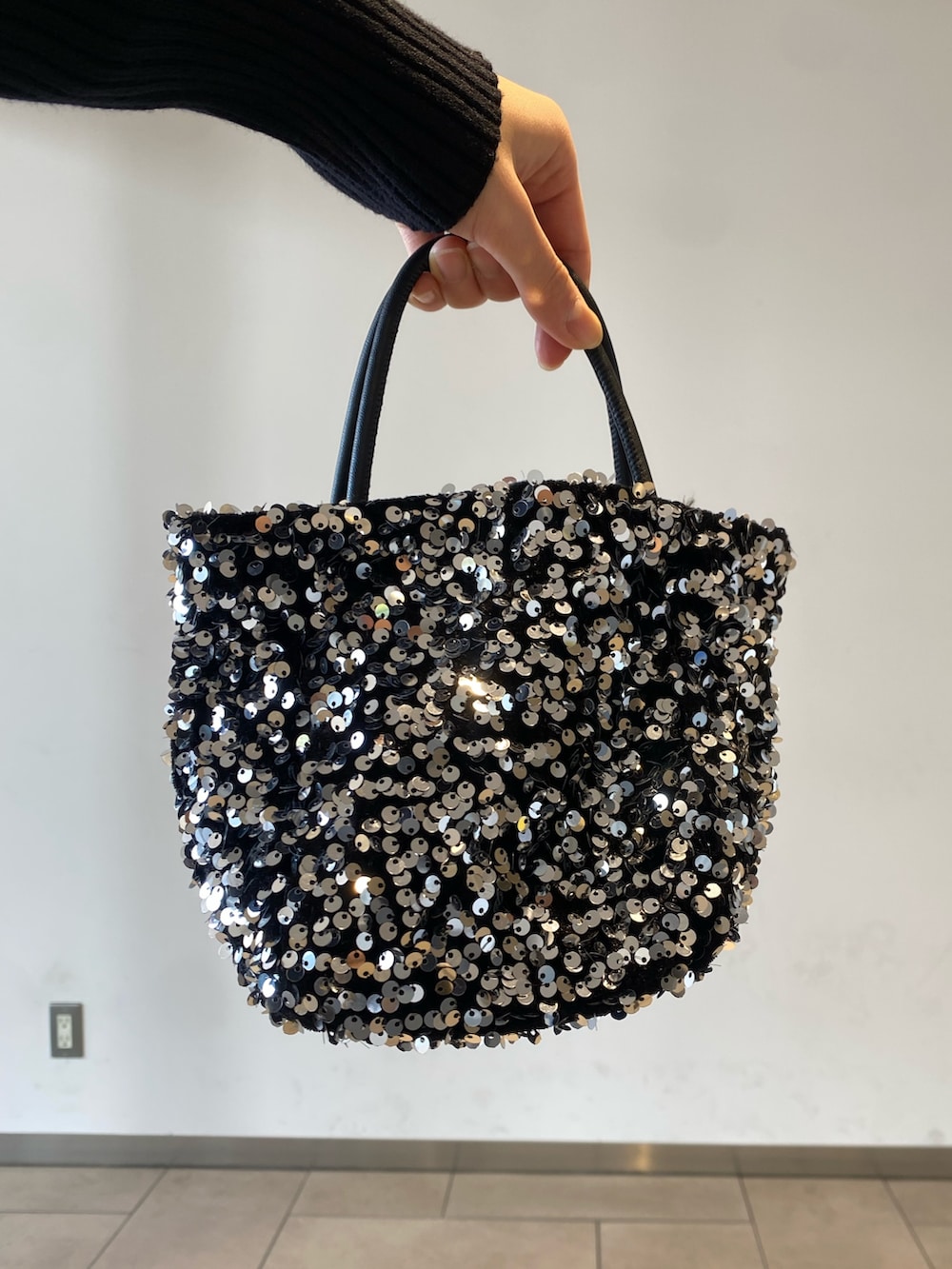 ブラック系のブーツ、グレー系のその他パンツ、シルバー系のショルダーバッグを着用したレディースの冬コーディネートの3枚目の写真