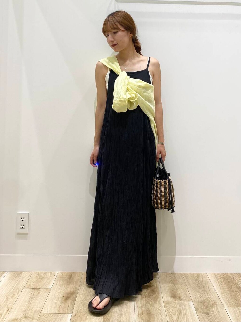 「URBAN RESEARCH DOORSの巾着カゴバッグ（ハンドバッグ、ブラック系）」を使った、naoさん（レディース・158cm）の夏コーディネートの4枚目の写真