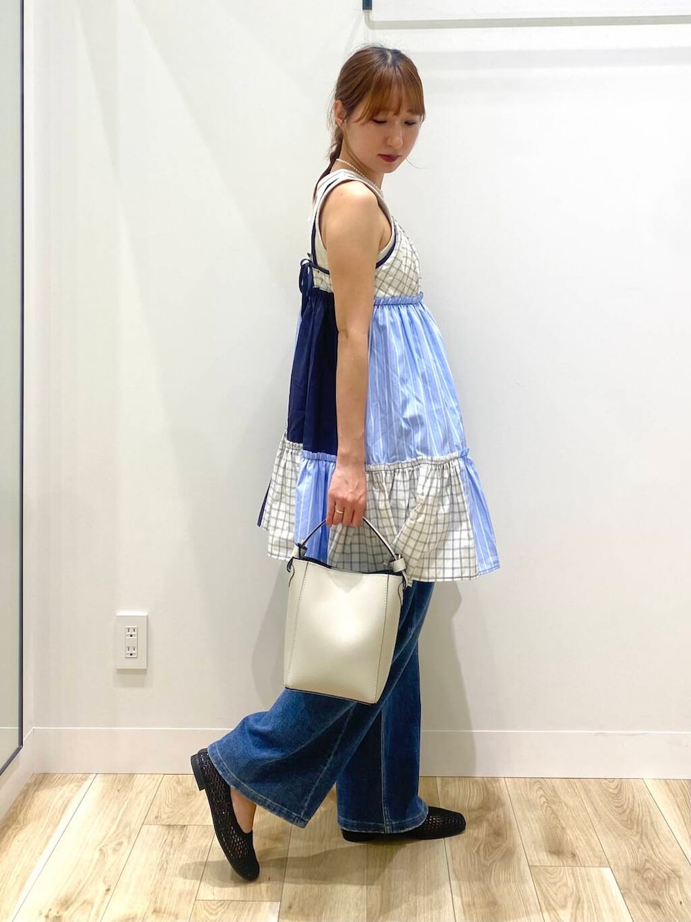 「MARCO BIANCHINIのMARCO BIANCHINI　バケツトートバッグ（トートバッグ、ホワイト系）」を使った、naoさん（レディース・158cm）の春コーディネートの2枚目の写真