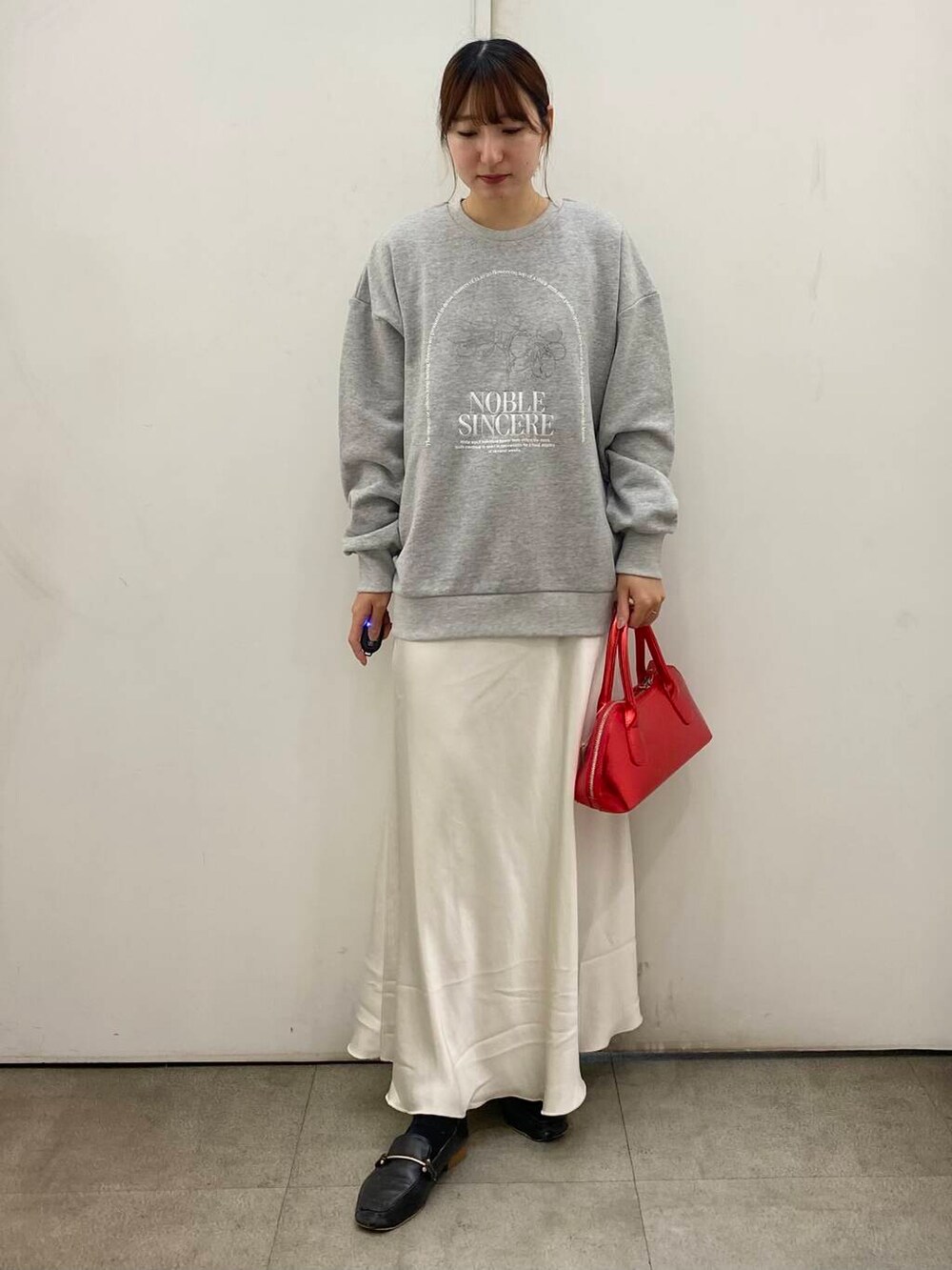 「SENSE OF PLACE by URBAN RESEARCHのハートボストンバッグ(ボストンバッグ、レッド系)」を使った、naoさん(レディース・158cm)の春コーディネートの2枚目の写真
