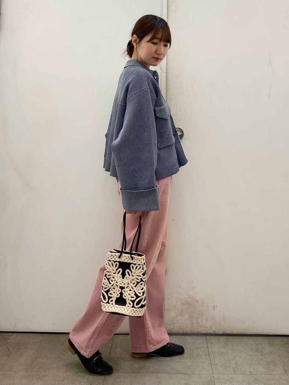「SENSE OF PLACE by URBAN RESEARCHのコードシシュウバッグ（ショルダーバッグ、ブラック系）」を使った、naoさん（レディース・158cm）の春コーディネートの2枚目の写真