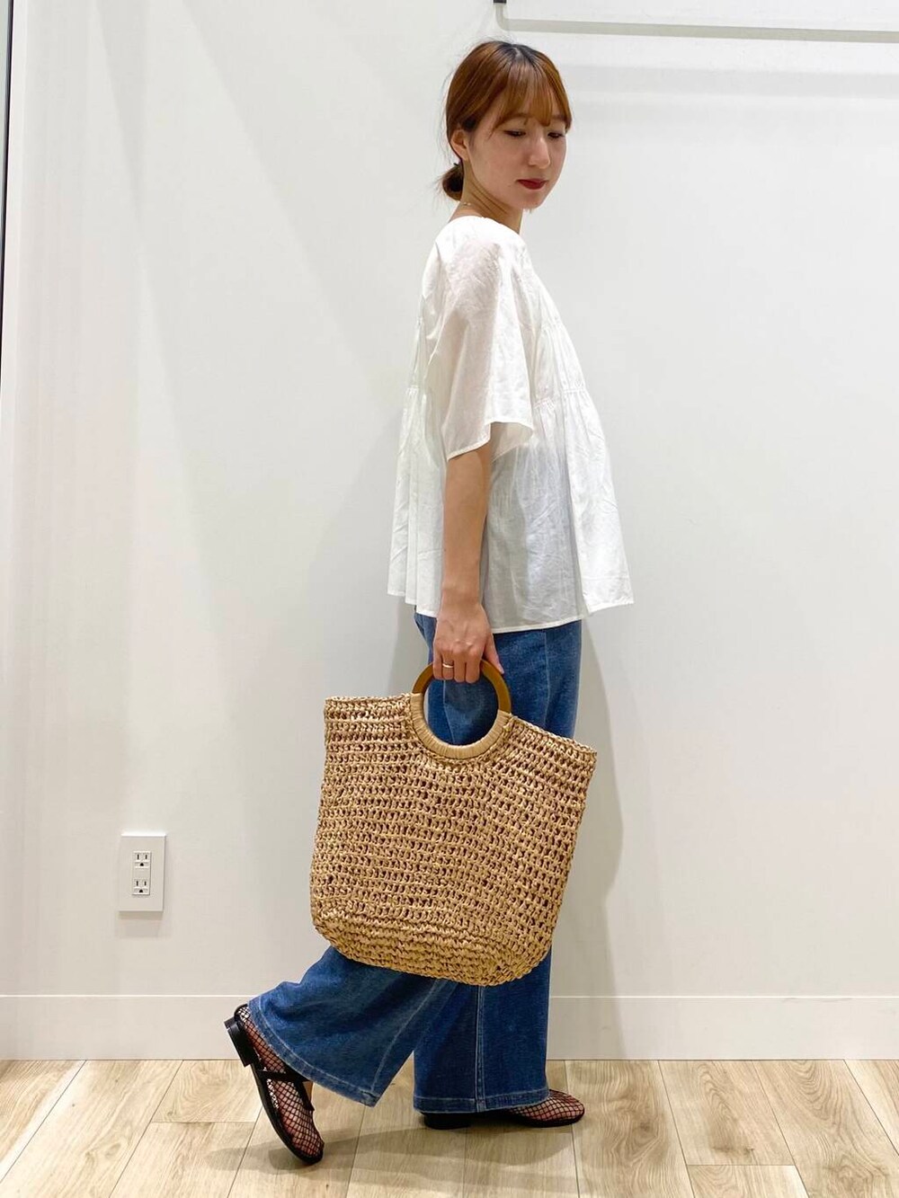 「RODE SKOのウッドハンドルペーパーバッグ（トートバッグ、ベージュ系）」を使った、naoさん（レディース・158cm）の春コーディネートの2枚目の写真